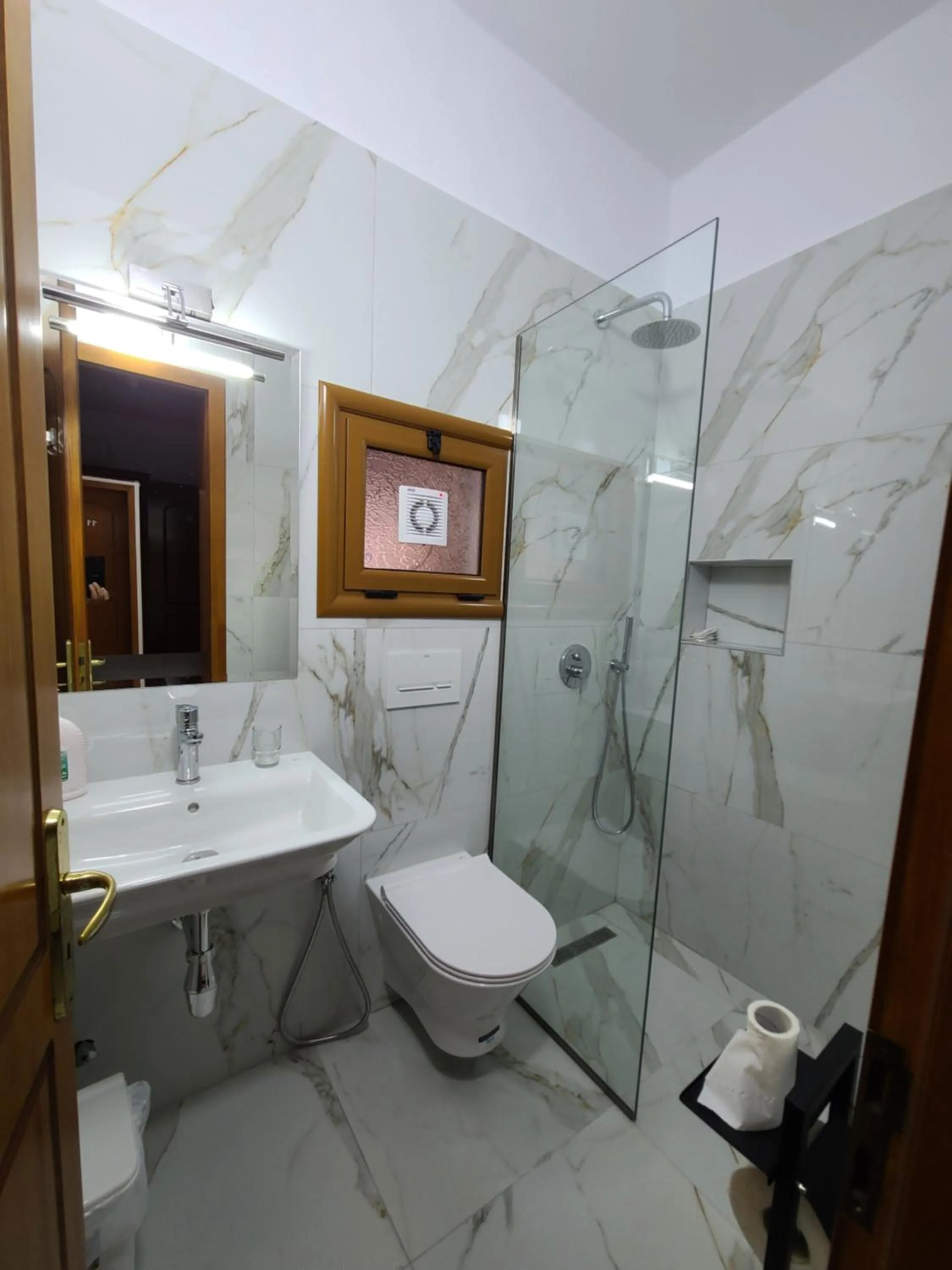 Shower in Hotel Martini