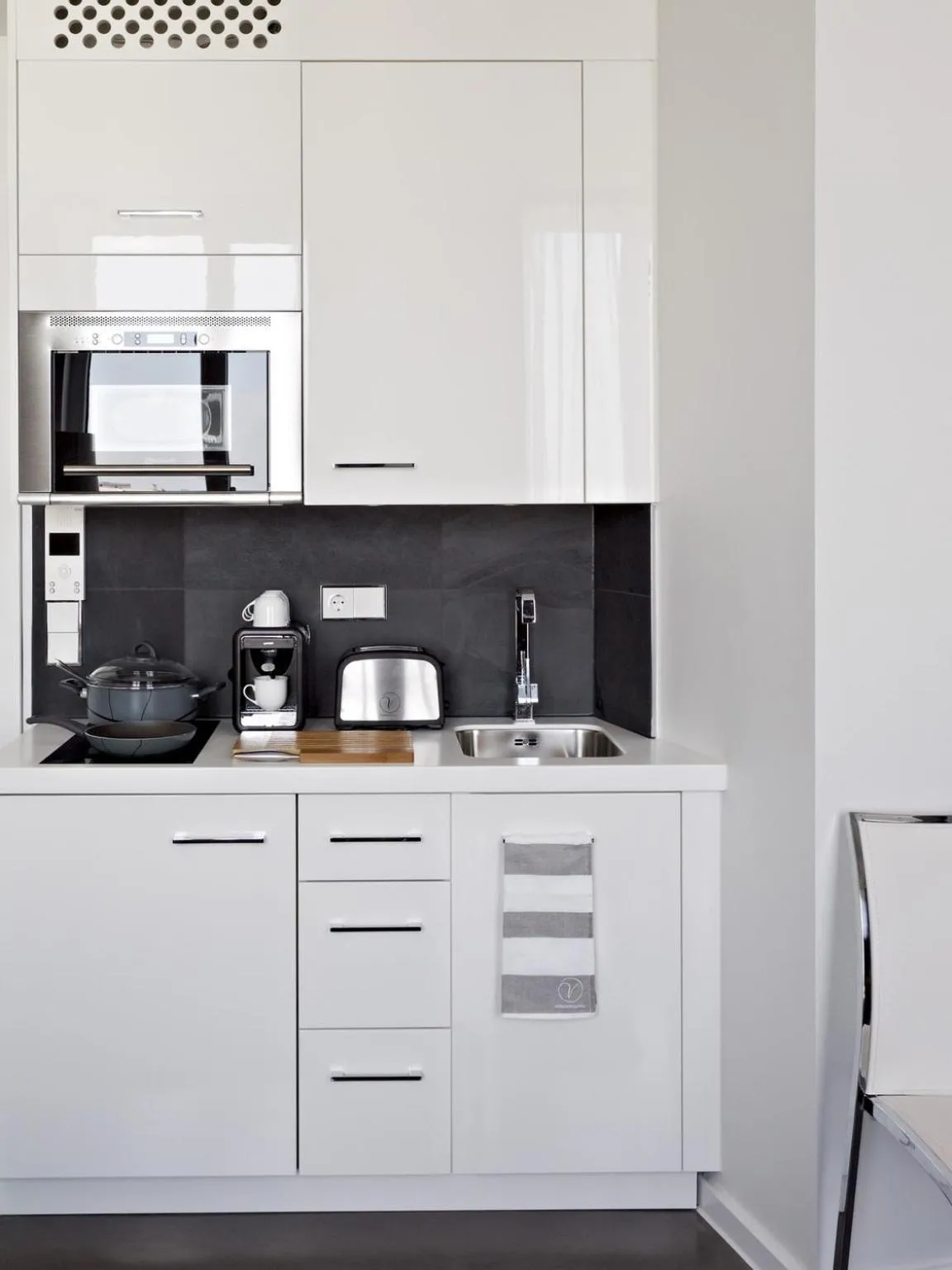 Kitchen or kitchenette in VISIONAPARTMENTS Berlin - contactless check-in