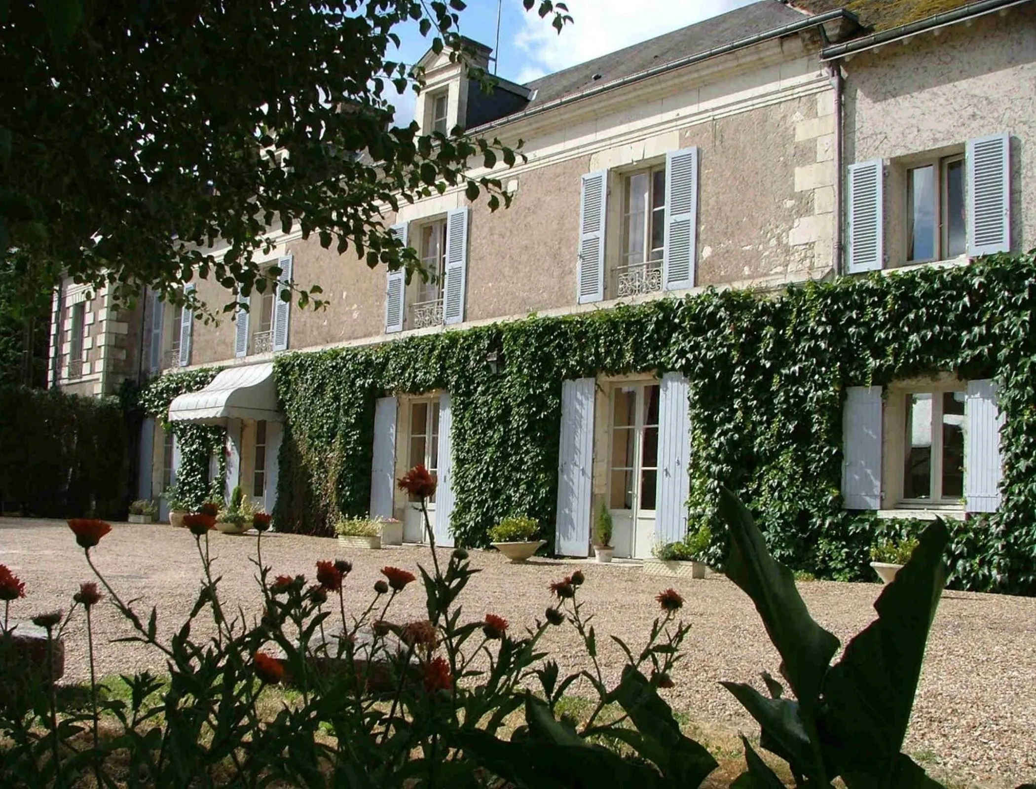 Facade/entrance in Hostellerie le Clos du Cher