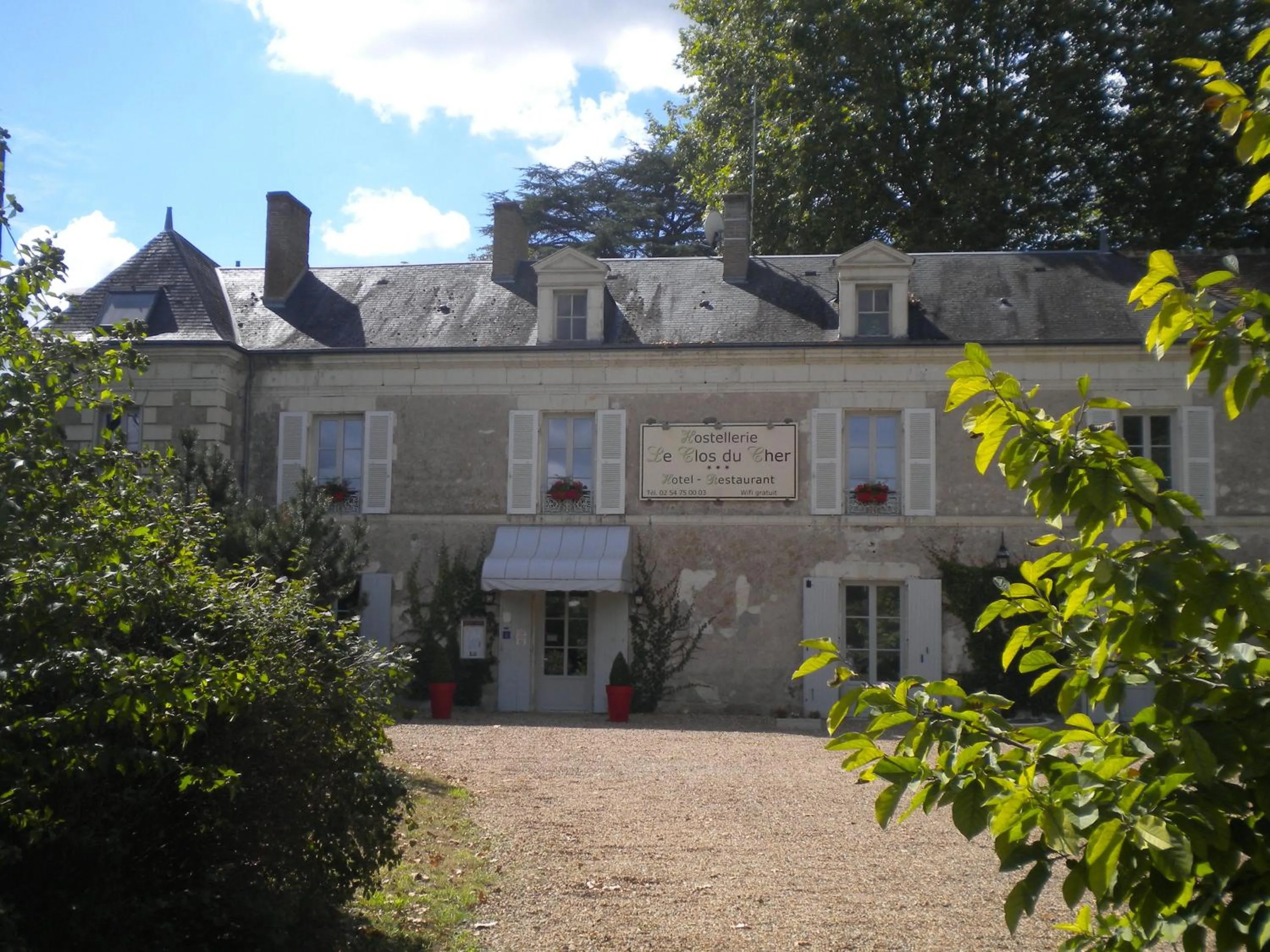 Facade/entrance in Hostellerie le Clos du Cher