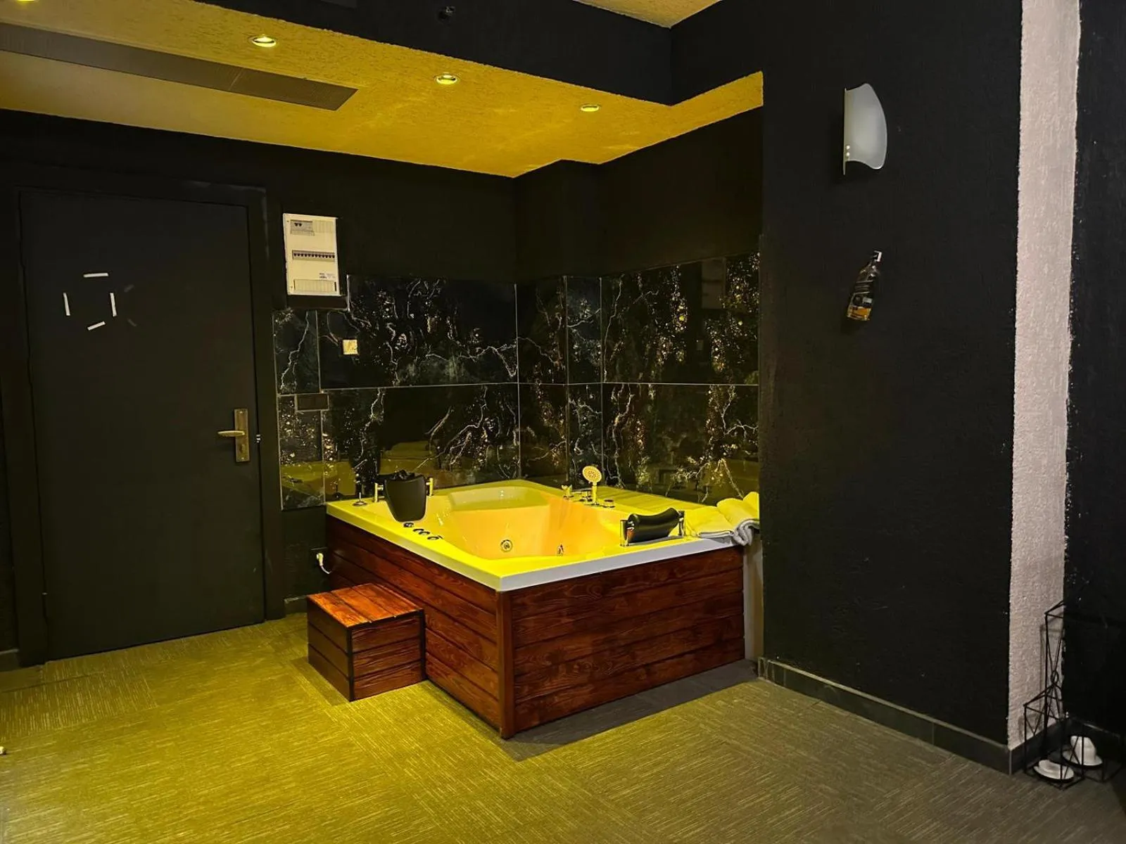 Hot Tub in My Palace Aırport