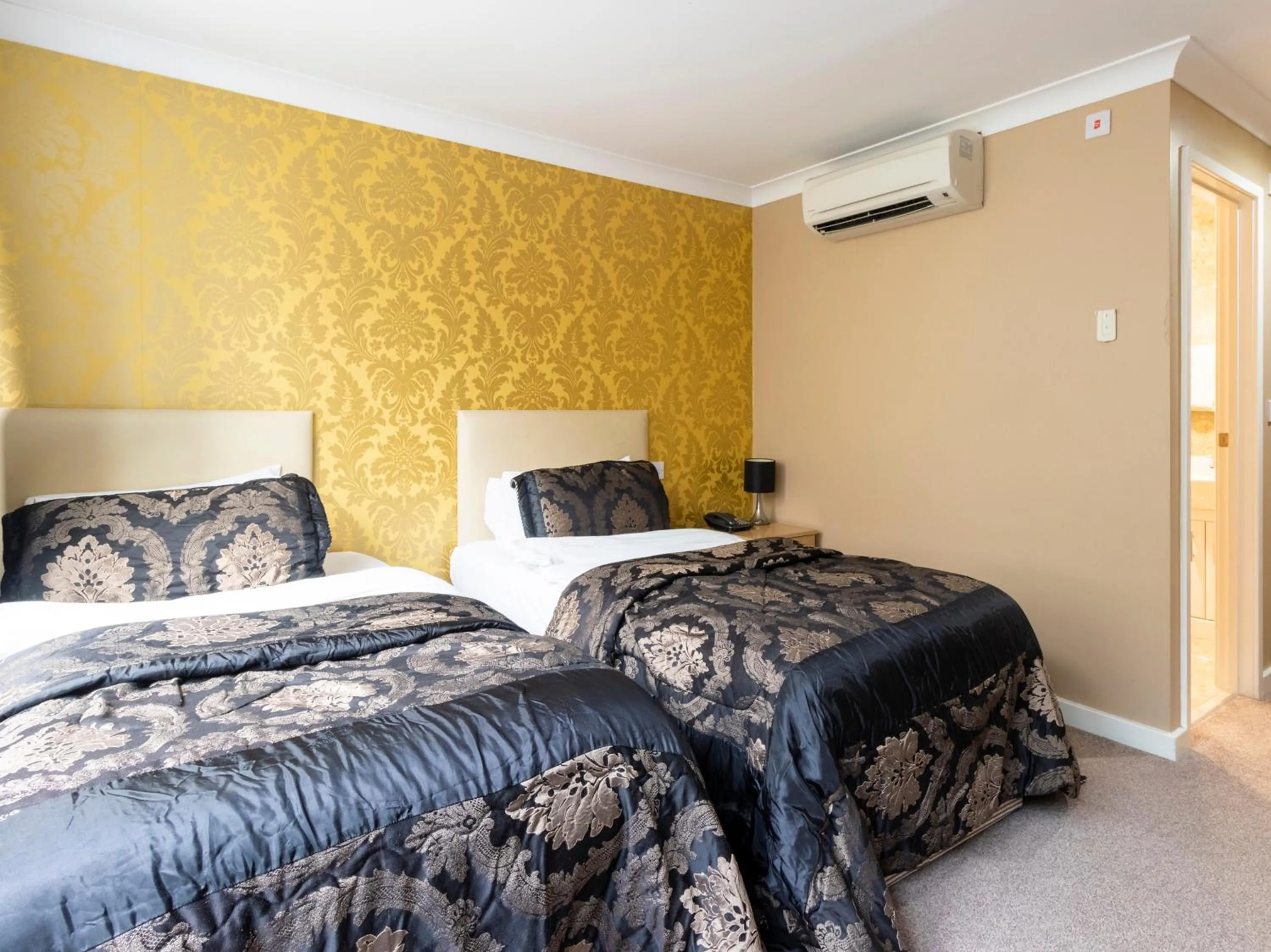 Bedroom, Bed in Stuart Hotel