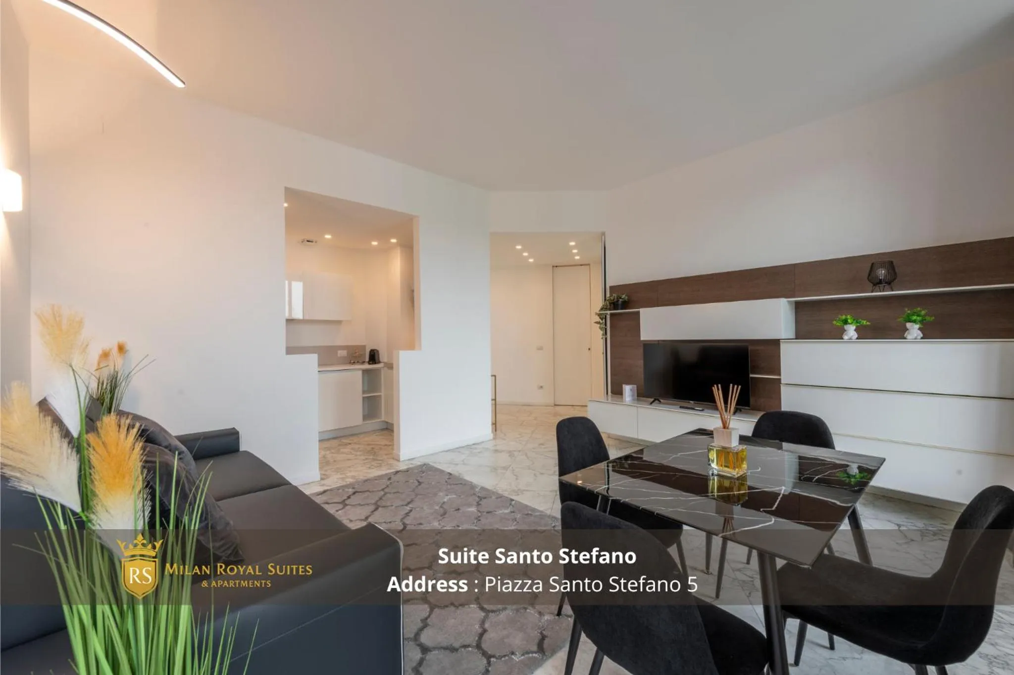 Communal lounge/ TV room in Milan Royal Suites - Centro