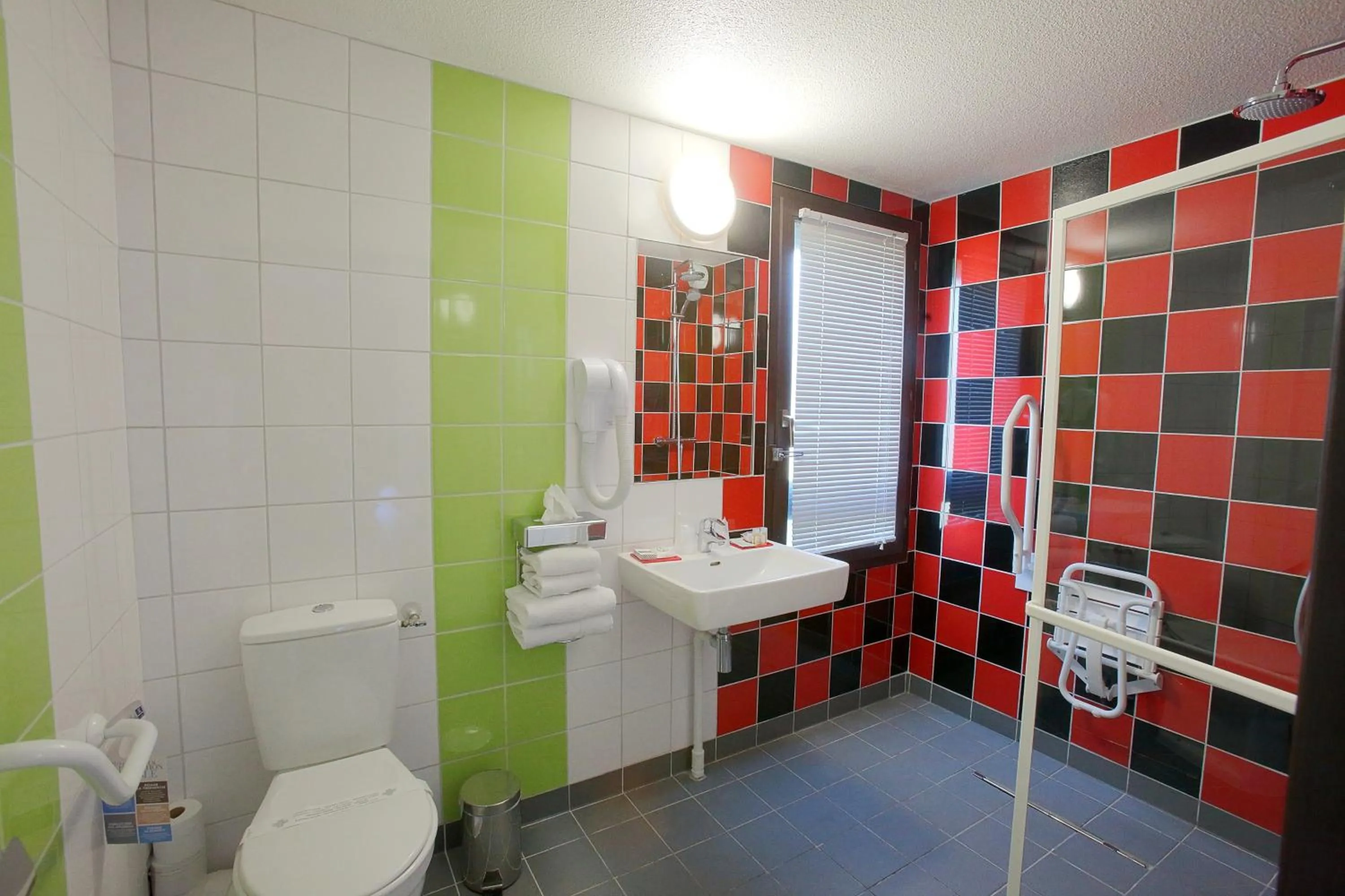 Bathroom in Enzo Hotels Cannes-Écluse by Kyriad Direct