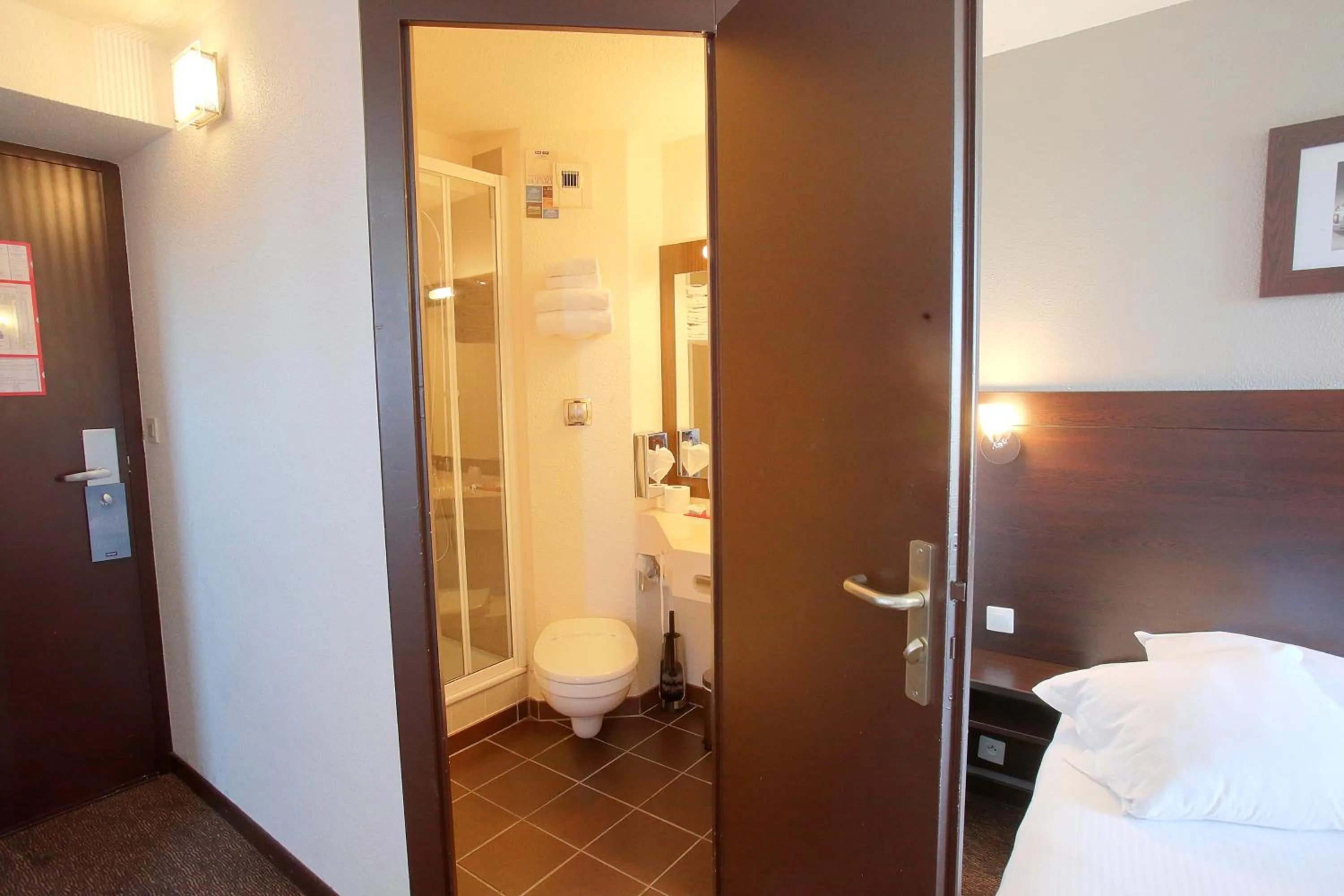 Bathroom, Bed in Enzo Hotels Cannes-Écluse by Kyriad Direct