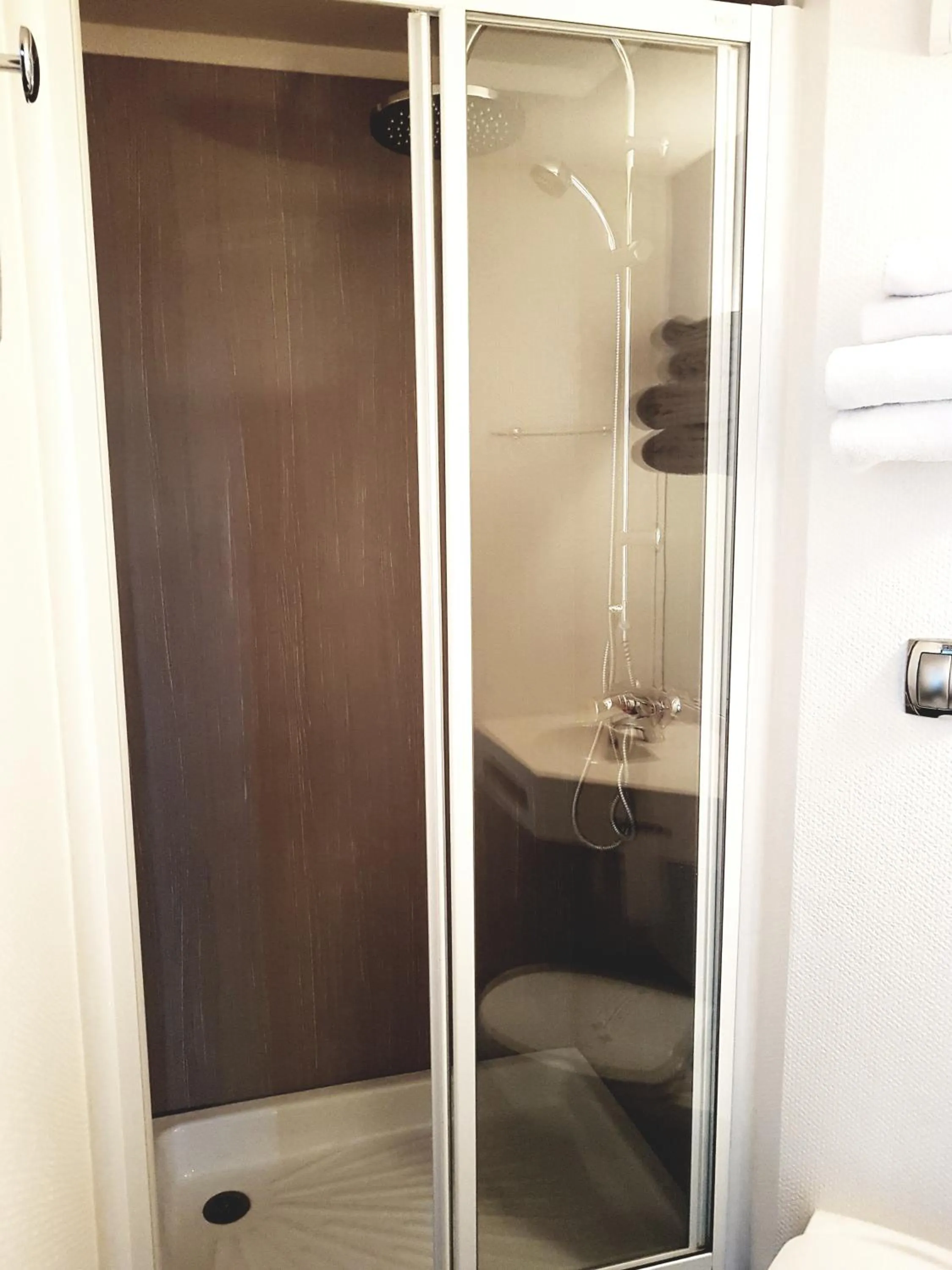 Shower in Enzo Hotels Cannes-Écluse by Kyriad Direct