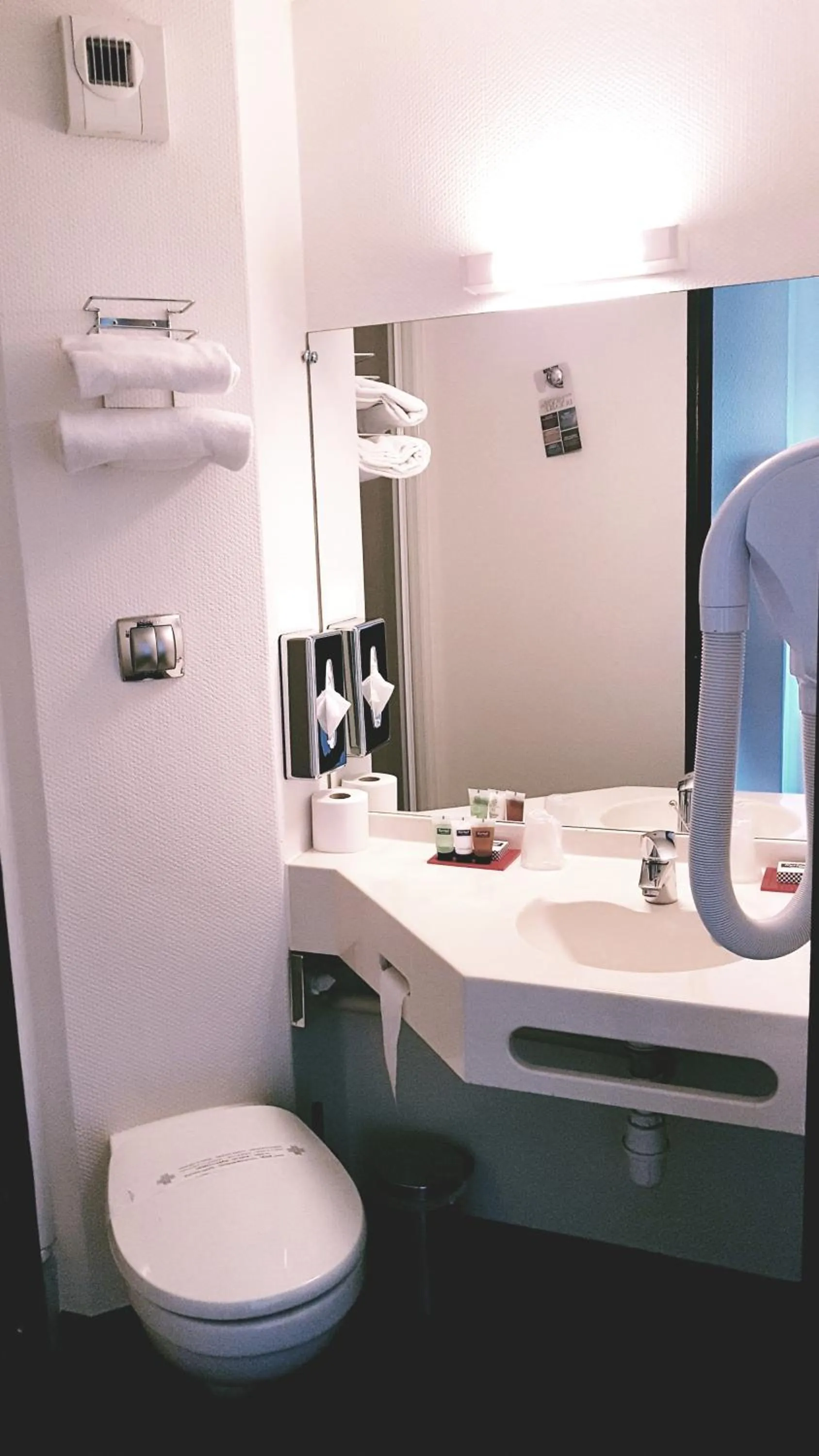 Toilet in Enzo Hotels Cannes-Écluse by Kyriad Direct