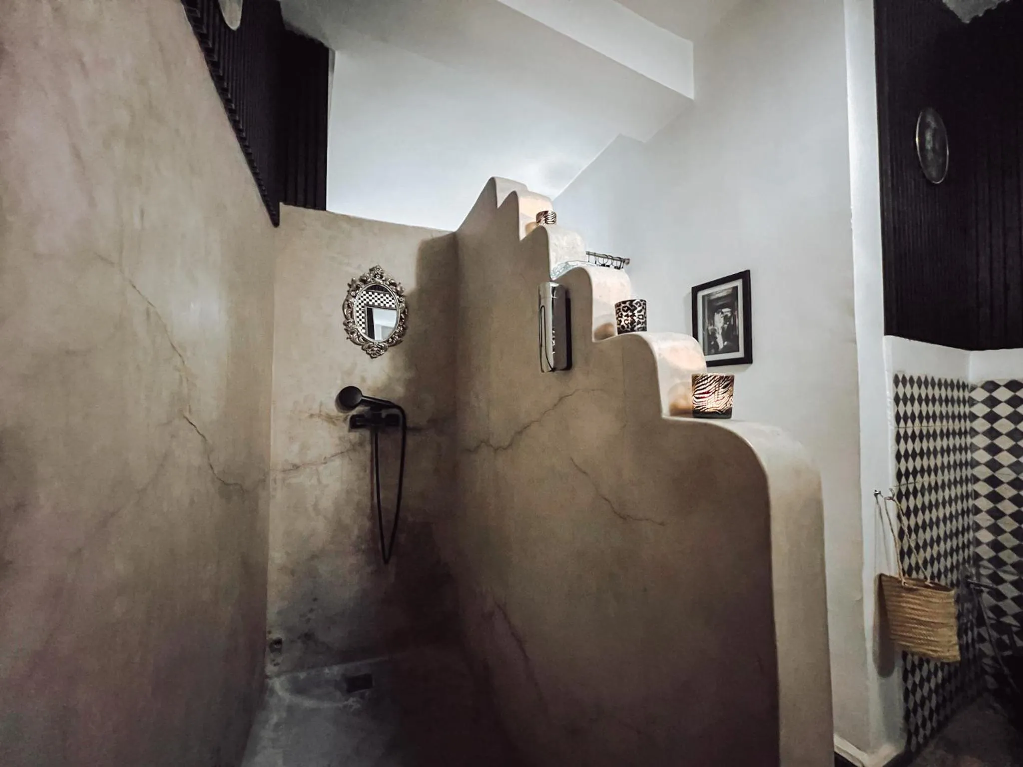 Shower in DAR AURORA