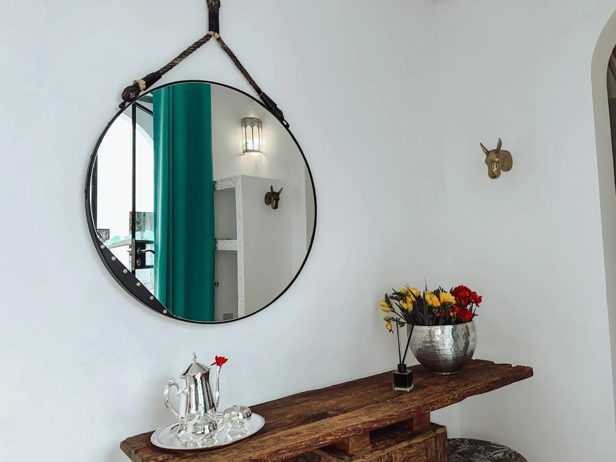 Decorative detail in DAR AURORA