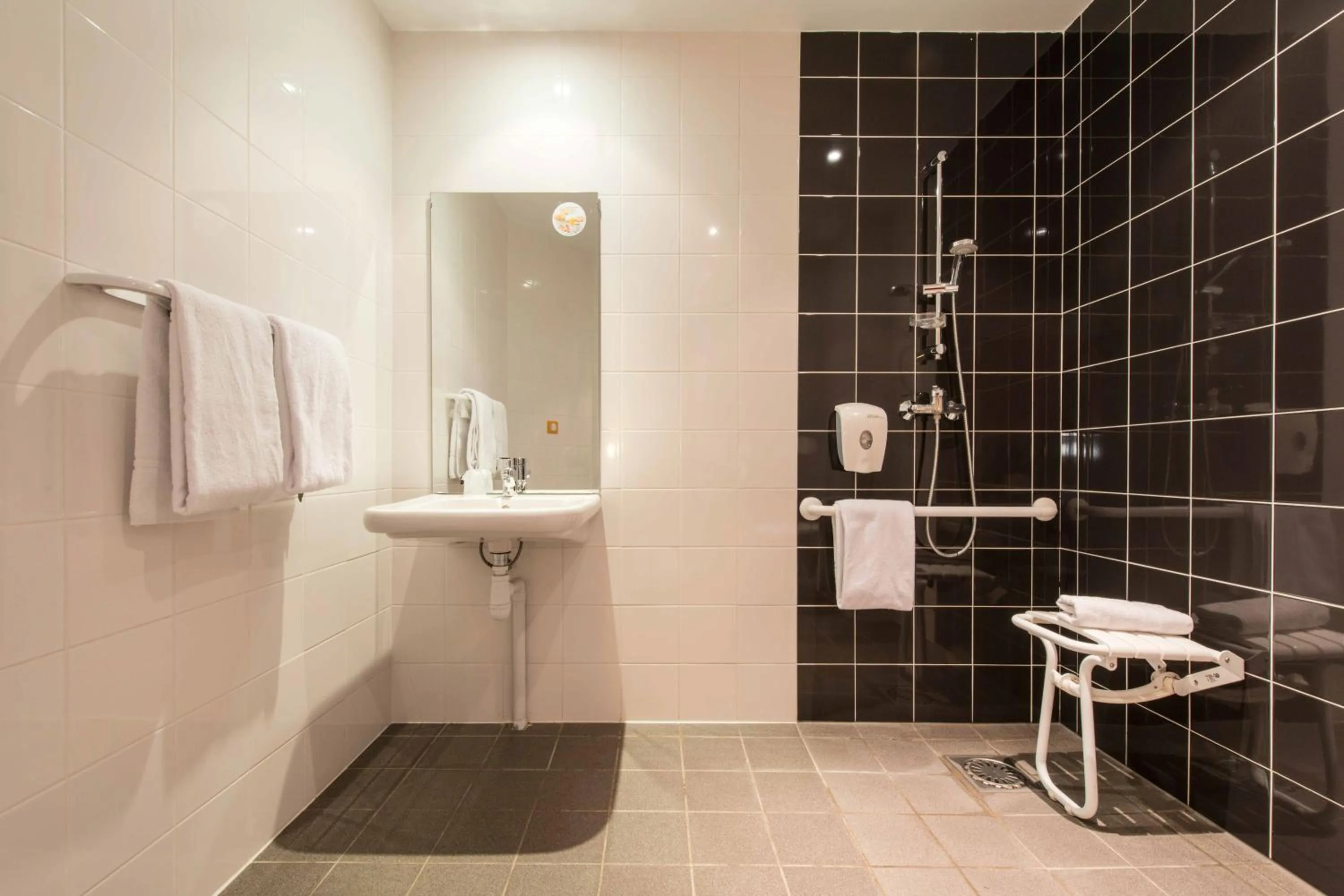 Bathroom in Hôtel Eco La Rochelle Centre les Minimes