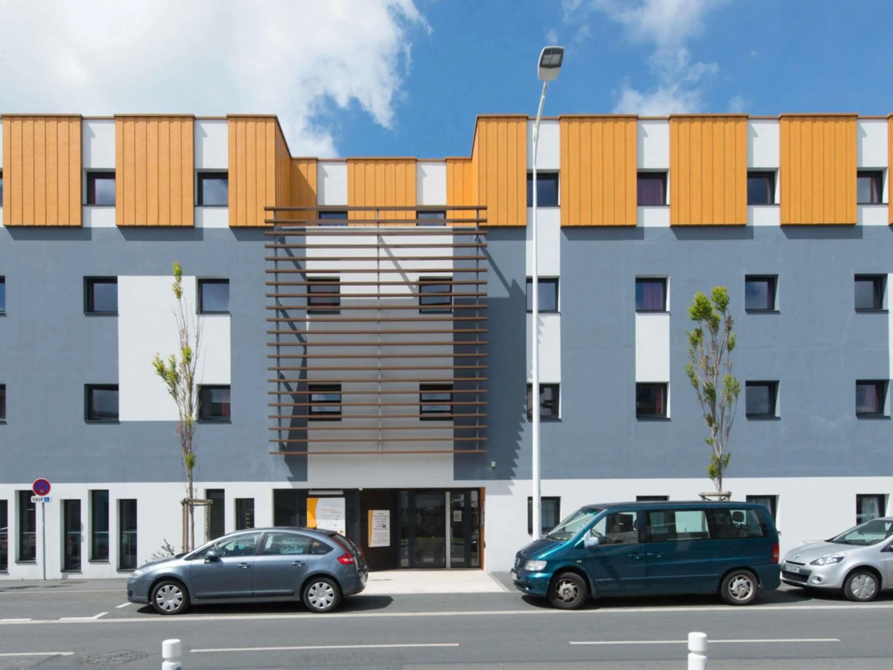 Property building in Hôtel Eco La Rochelle Centre les Minimes