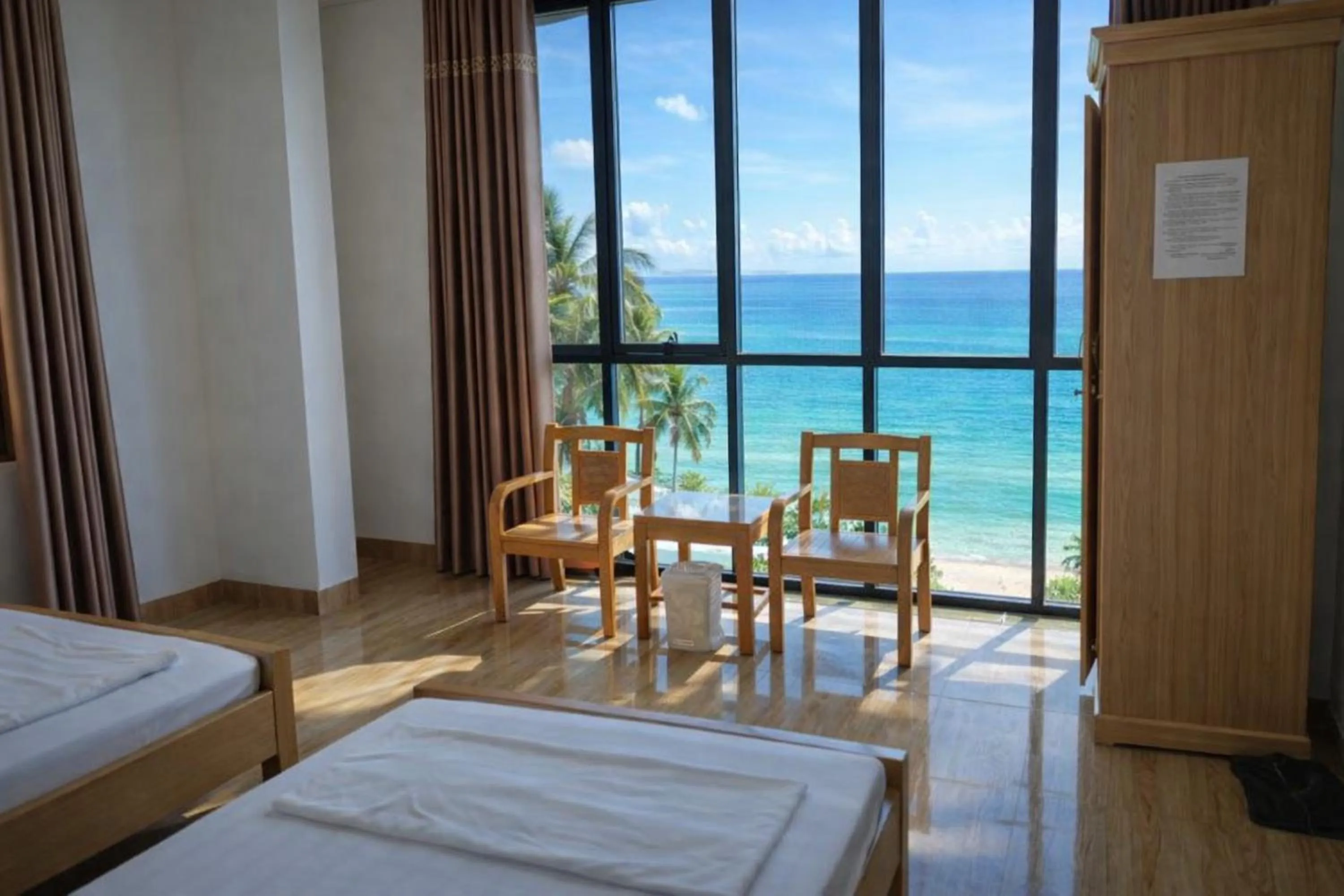 Balcony/Terrace, Bed in Gate Tuan Chau Hotel