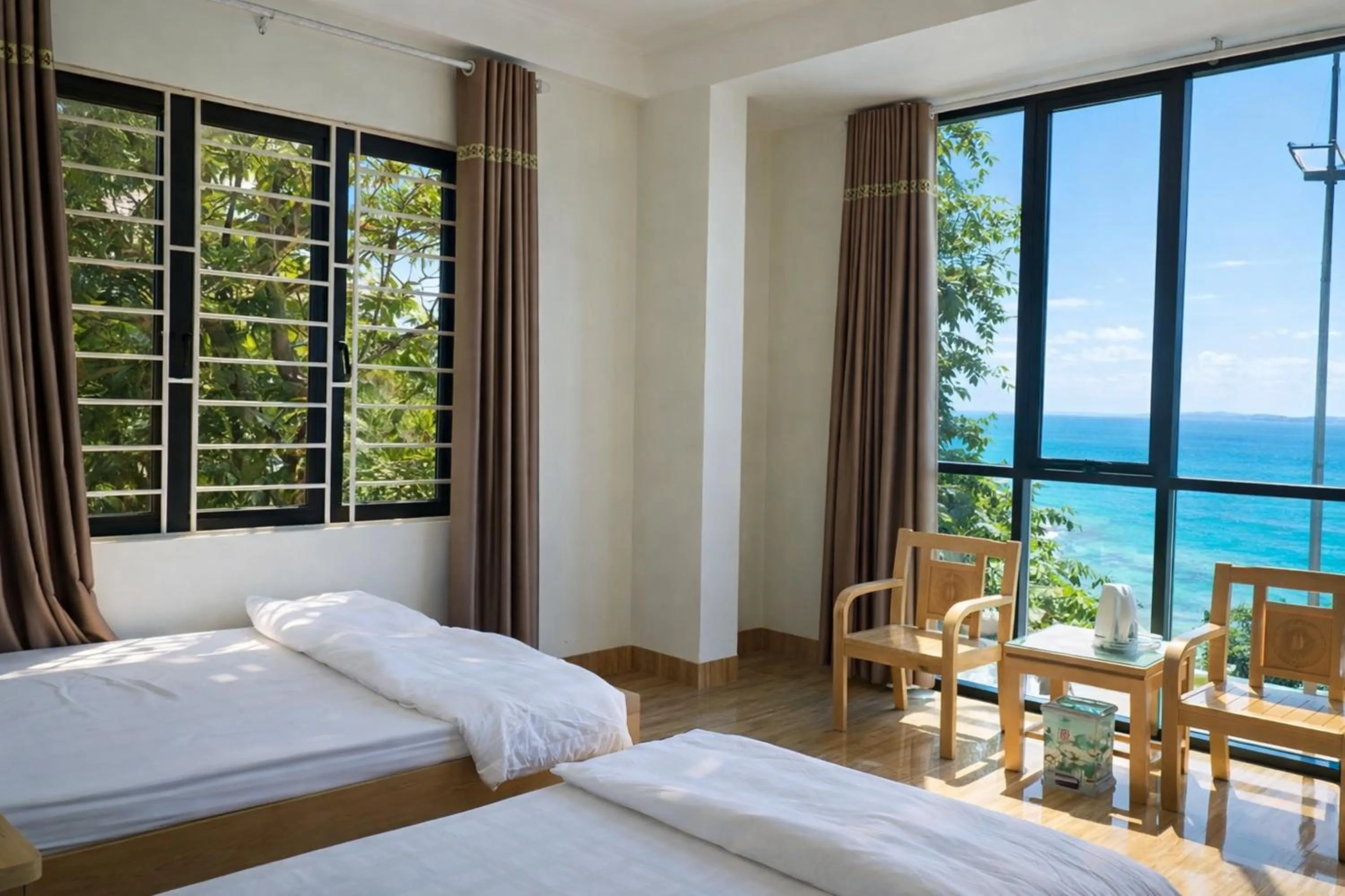 Balcony/Terrace, Bed in Gate Tuan Chau Hotel