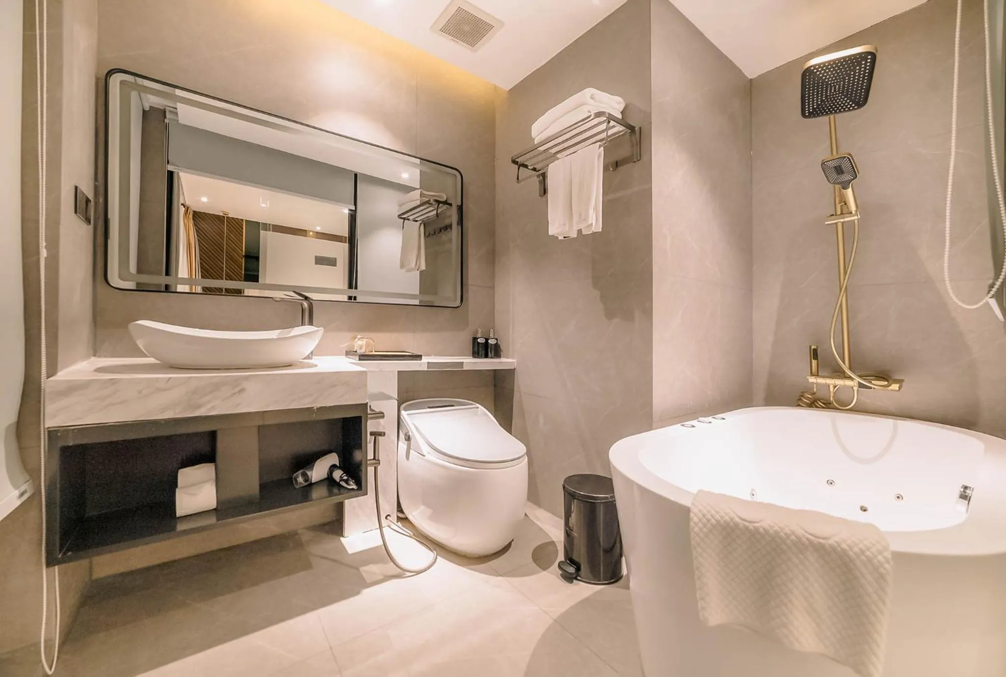 Toilet in New Century Dalat Hotel