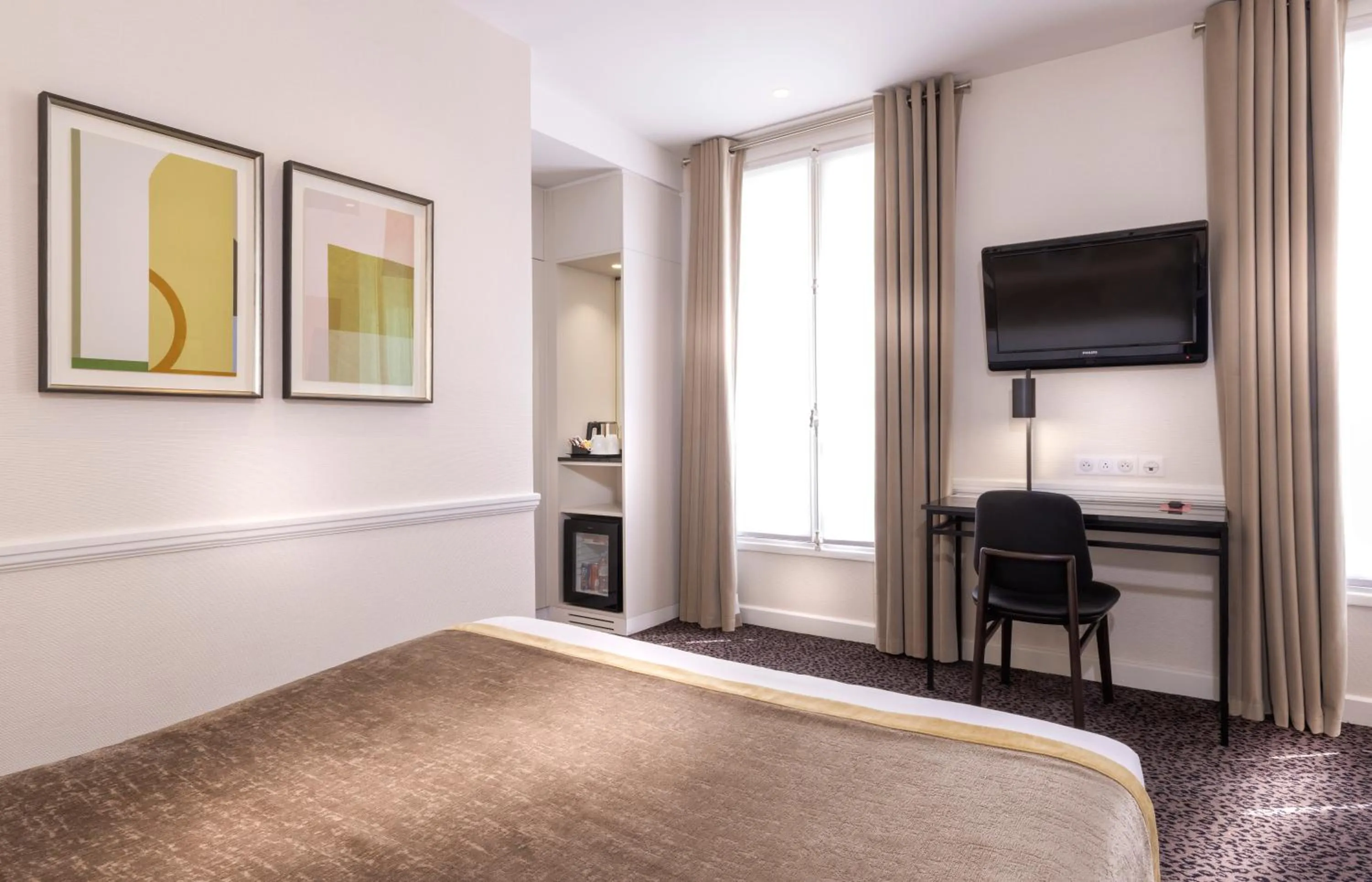 Bed in Elysées Union