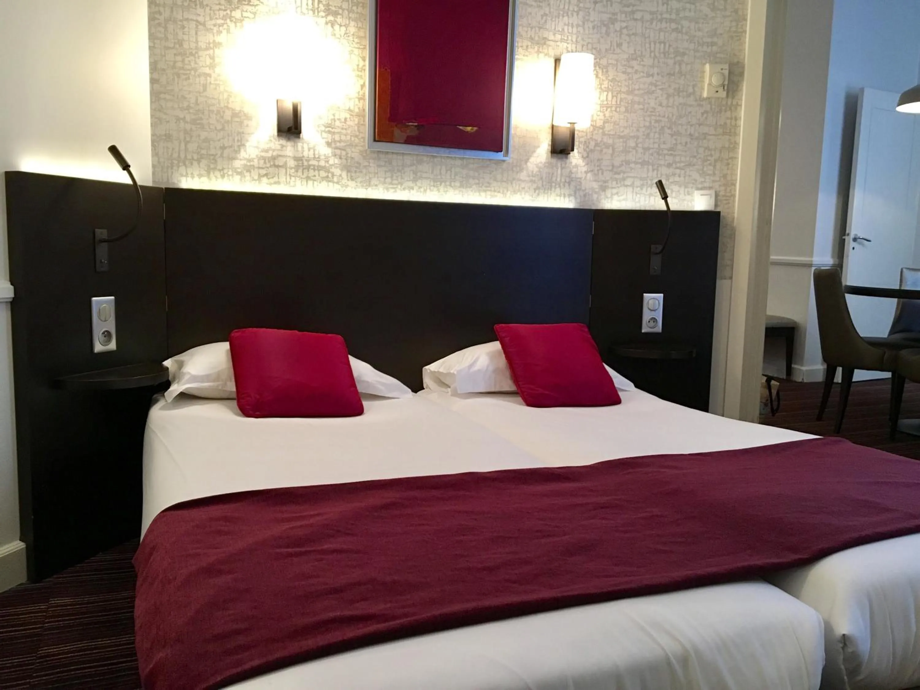 Photo of the whole room, Bed in Elysées Union