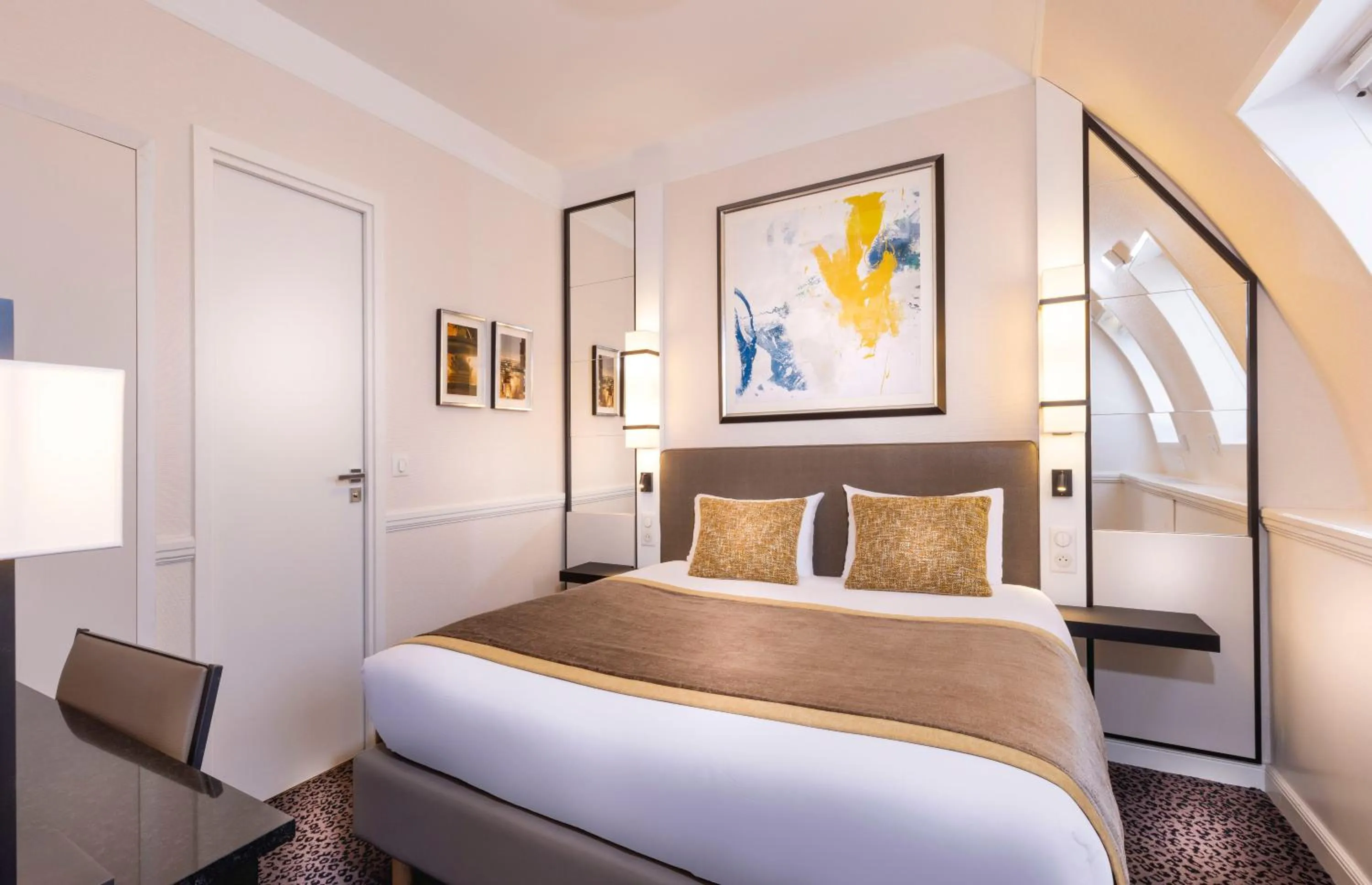 Bed in Elysées Union