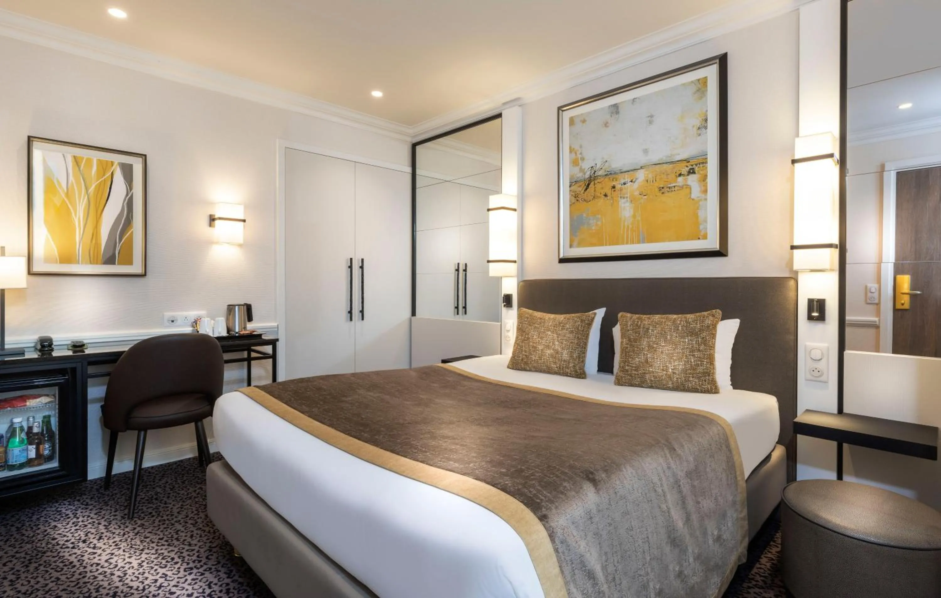 Bed in Elysées Union