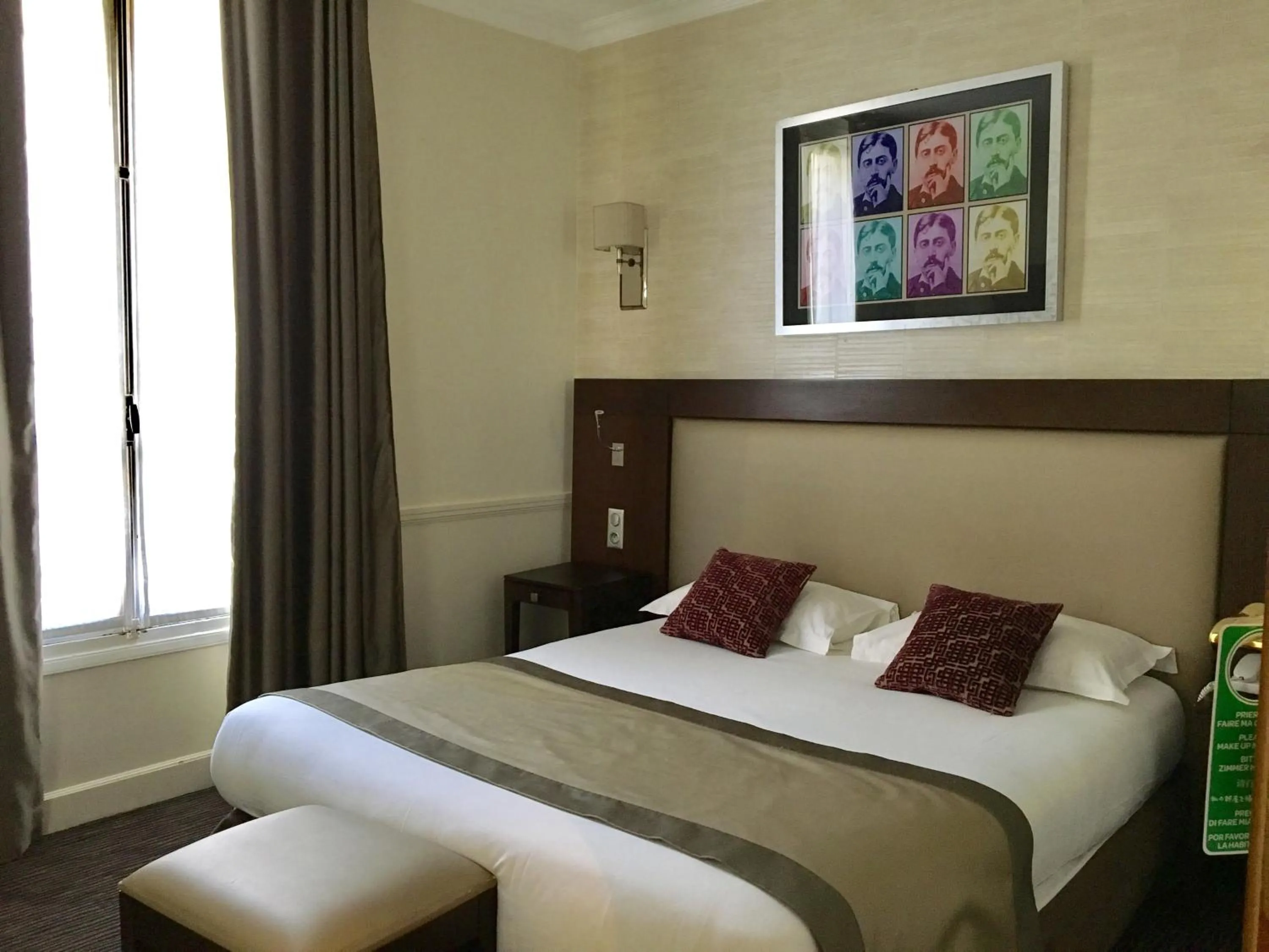 Photo of the whole room, Bed in Elysées Union