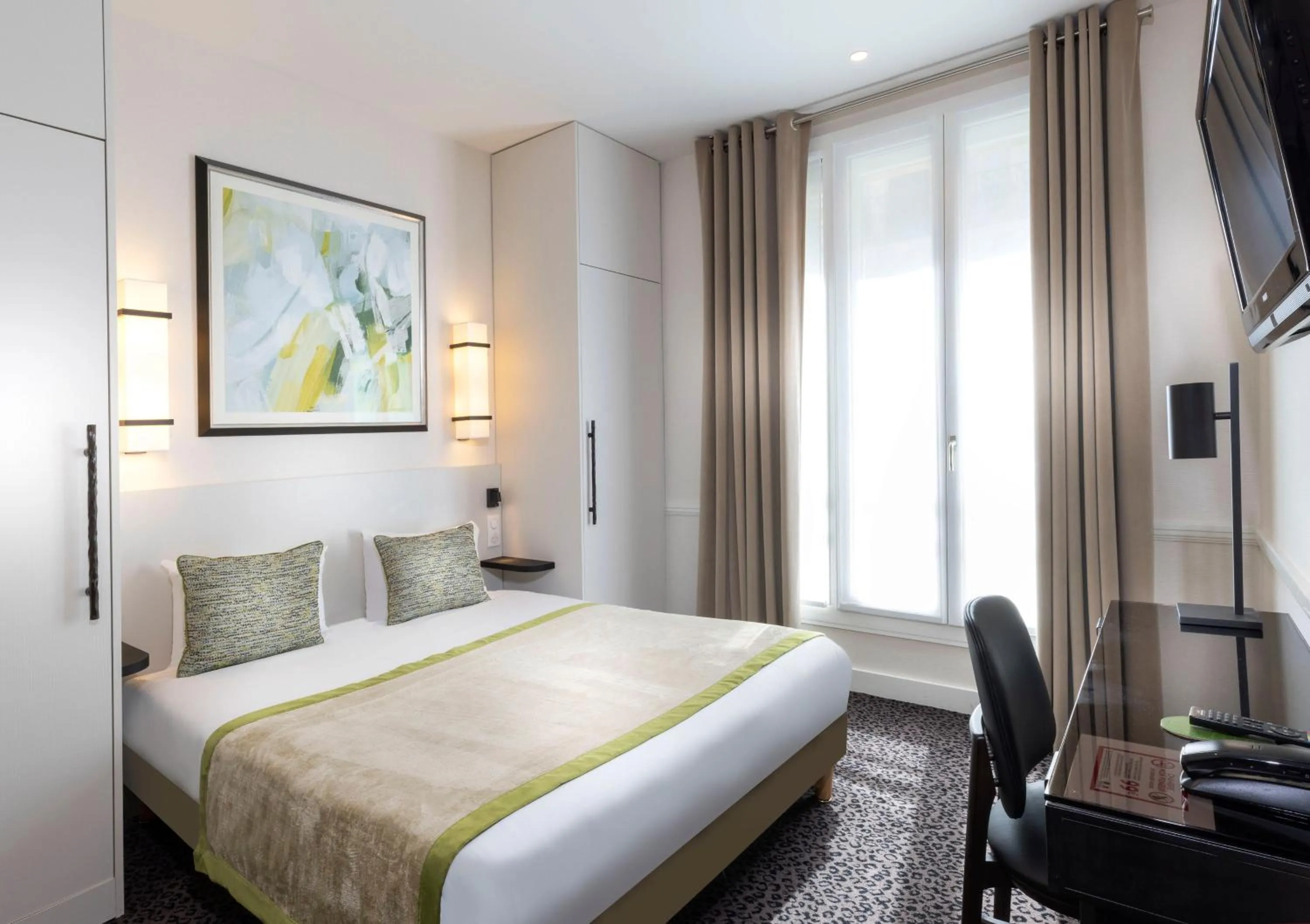 Bed in Elysées Union