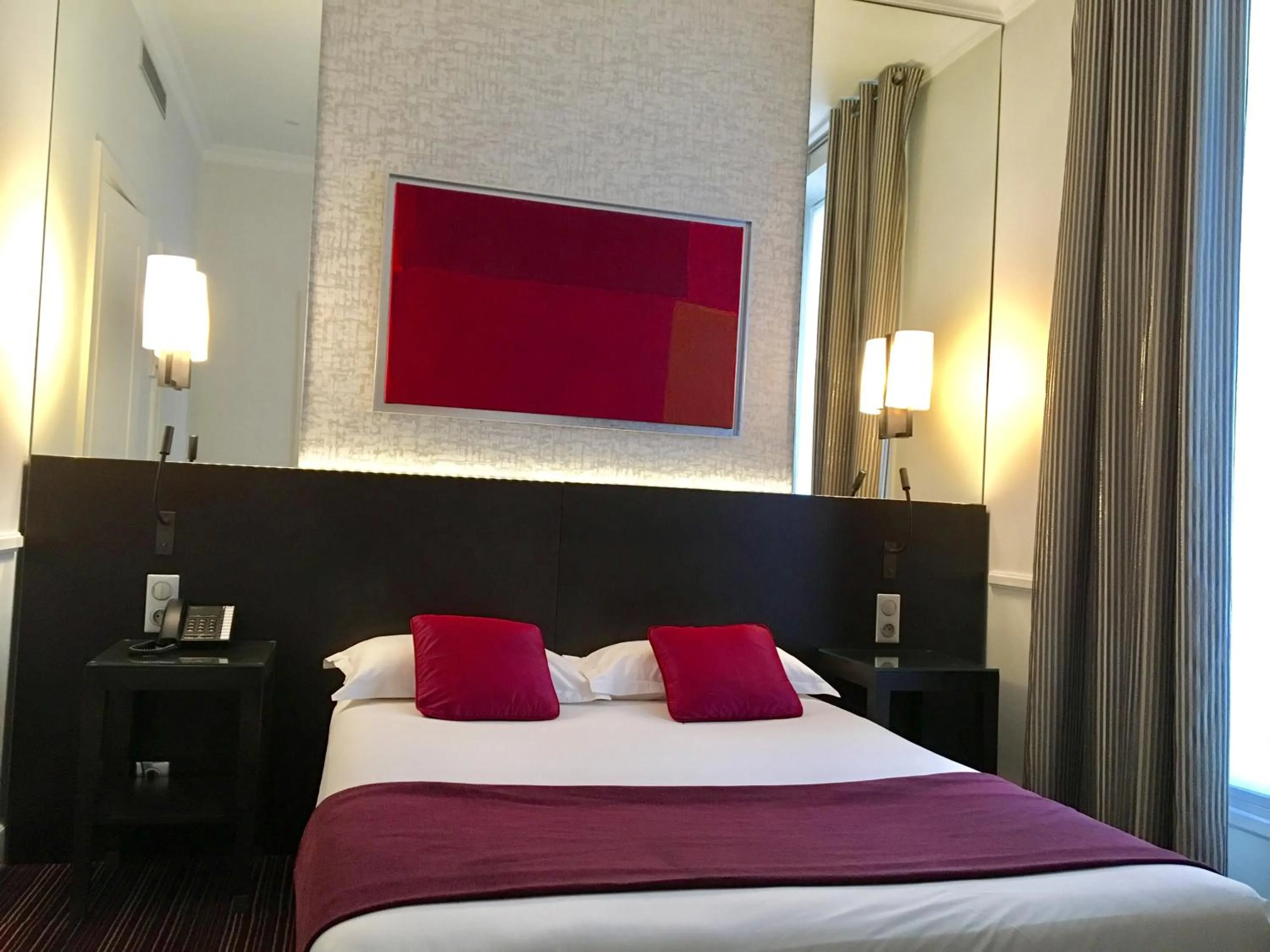 Photo of the whole room, Bed in Elysées Union