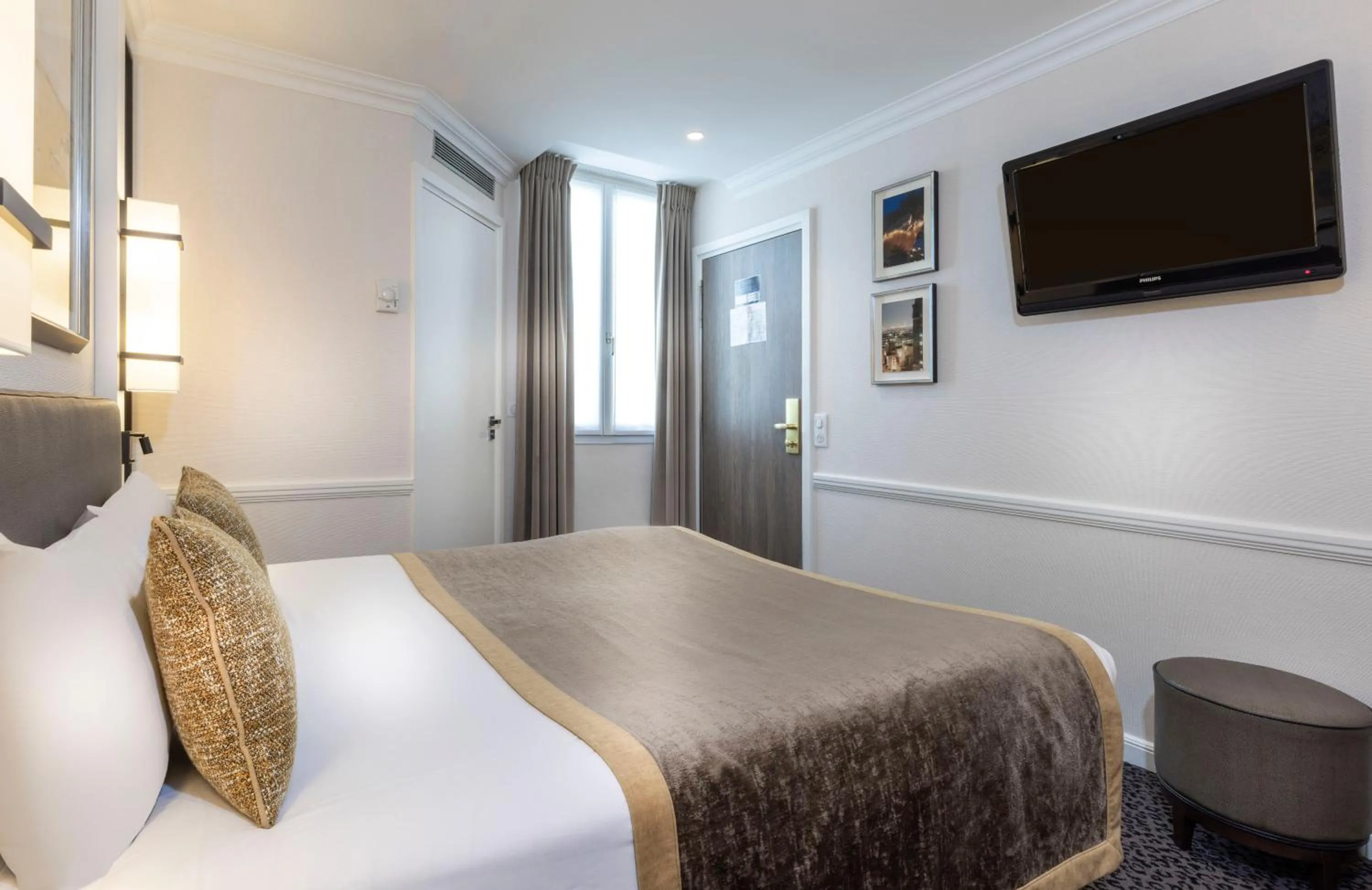 Bed in Elysées Union