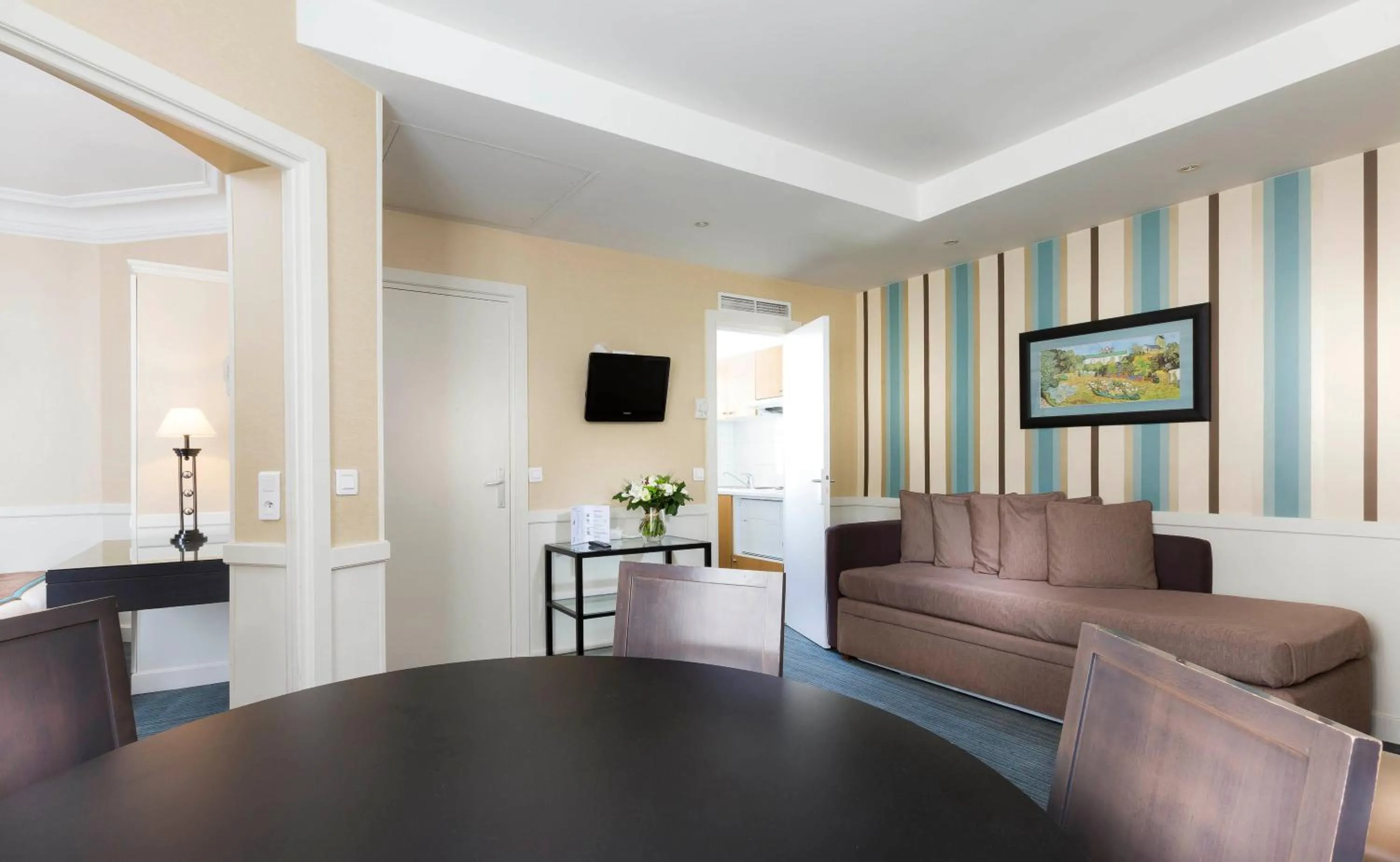 Dining area in Elysées Union