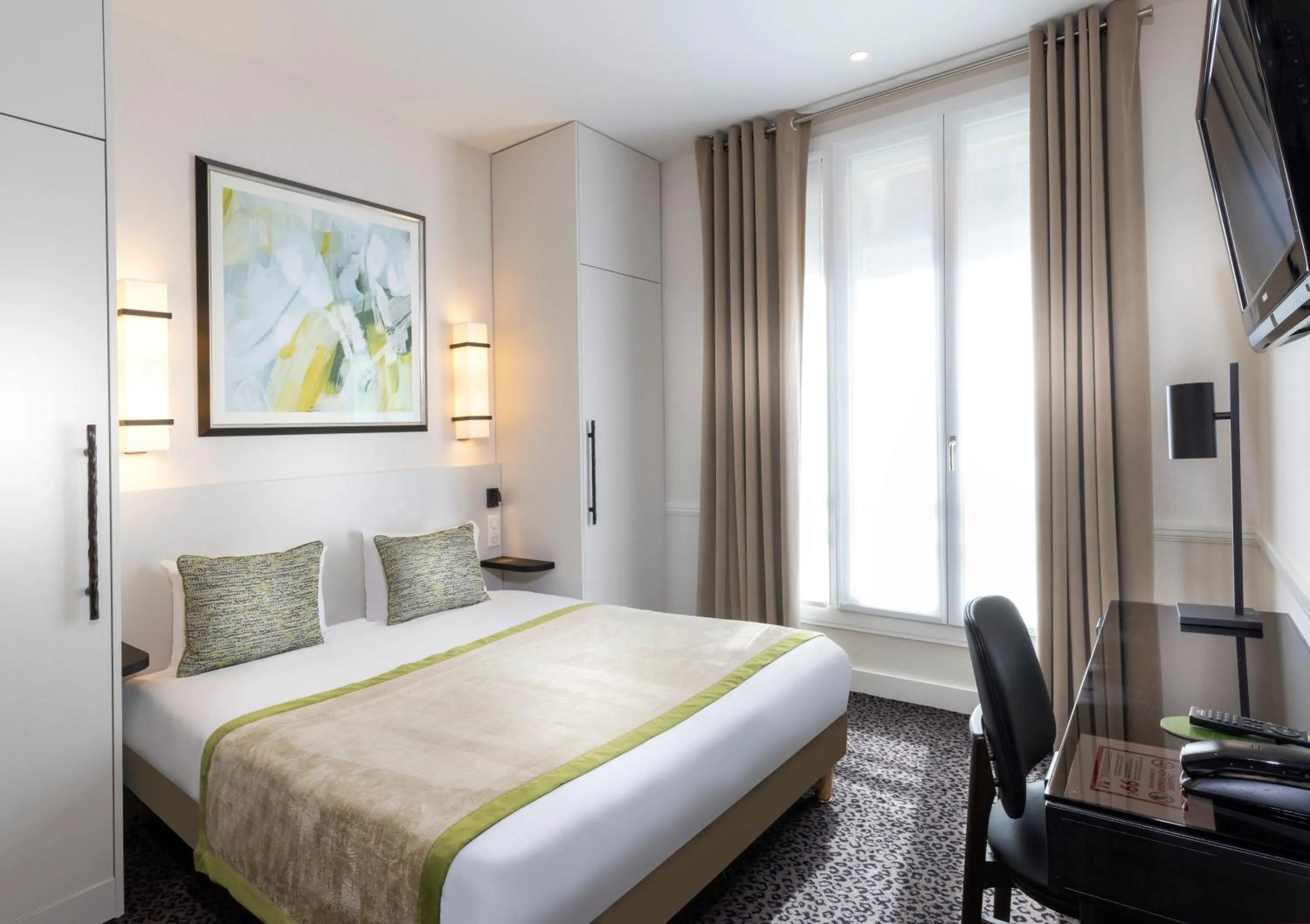 Photo of the whole room, Bed in Elysées Union