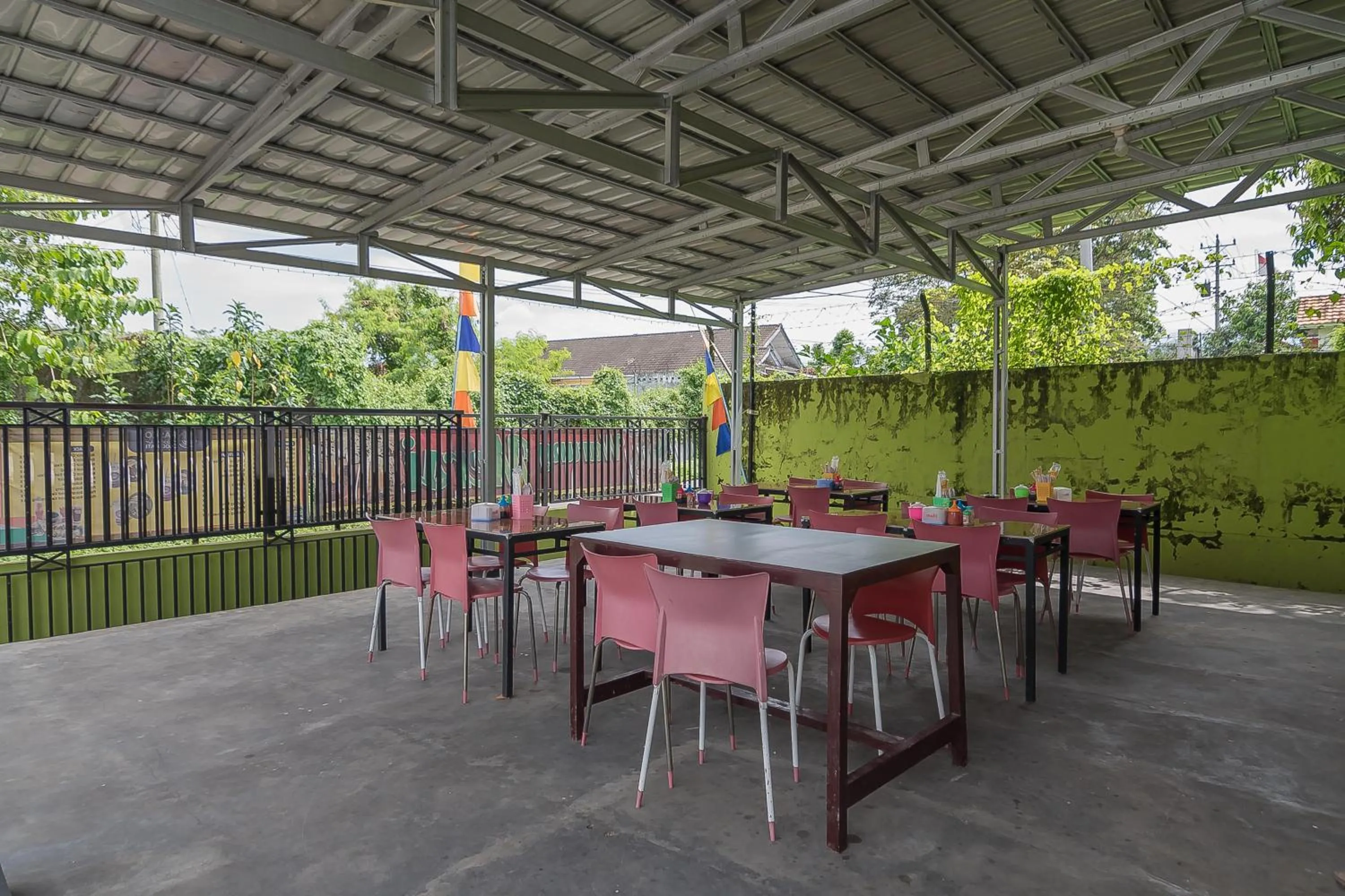 Restaurant/places to eat in RedDoorz near Kampus UMP Purwokerto