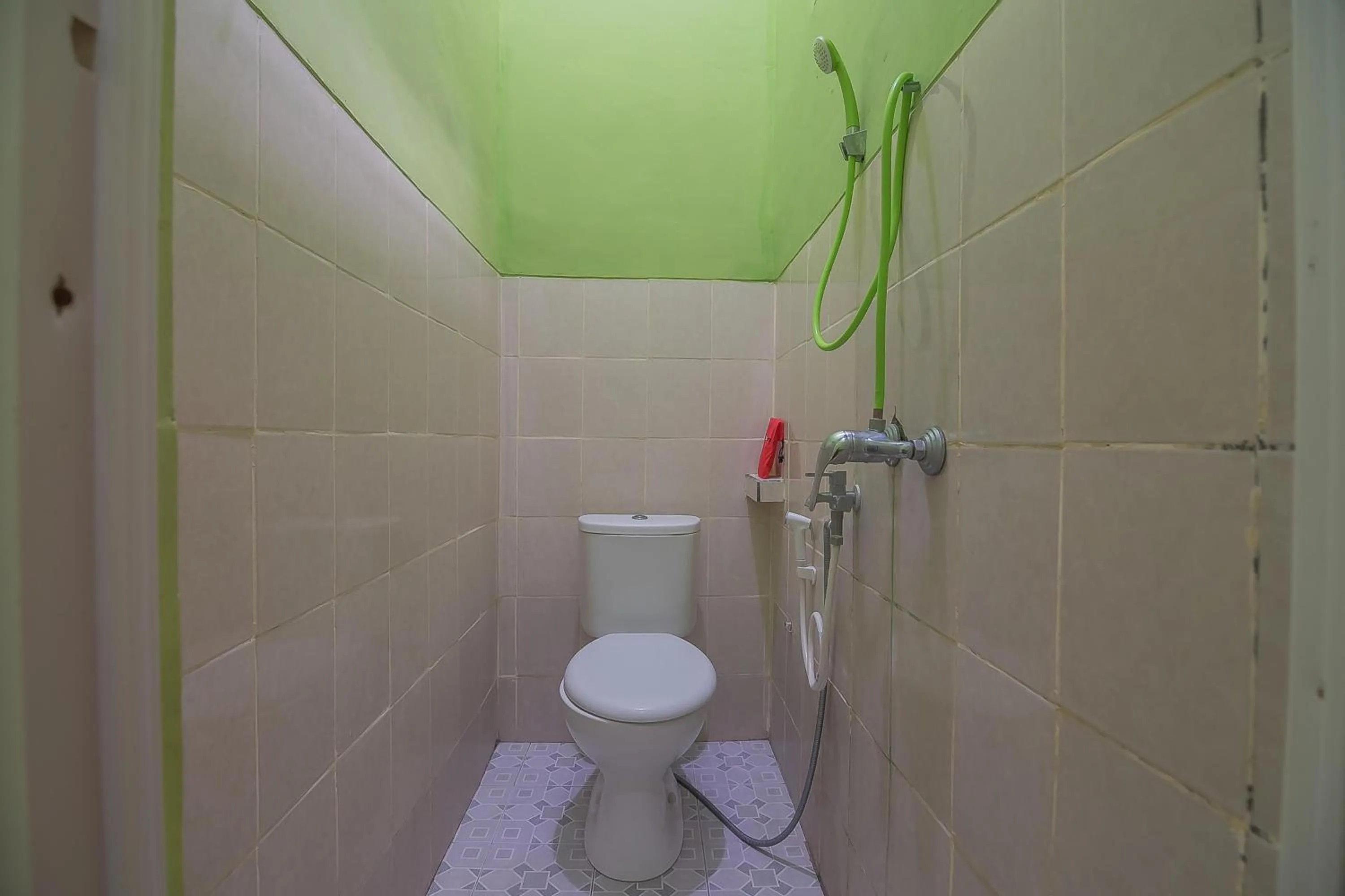 Bathroom in RedDoorz near Kampus UMP Purwokerto