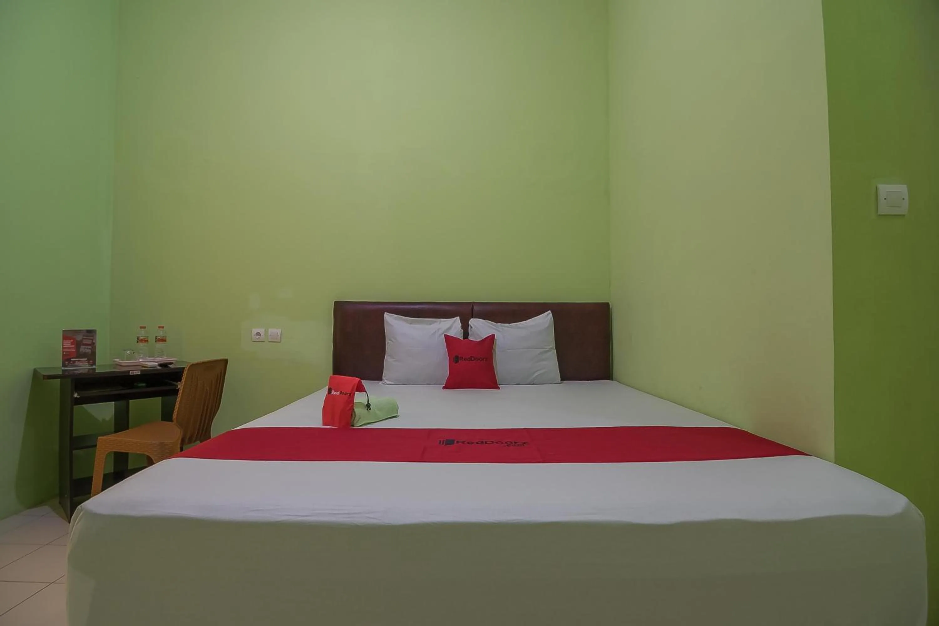 Bedroom, Bed in RedDoorz near Kampus UMP Purwokerto
