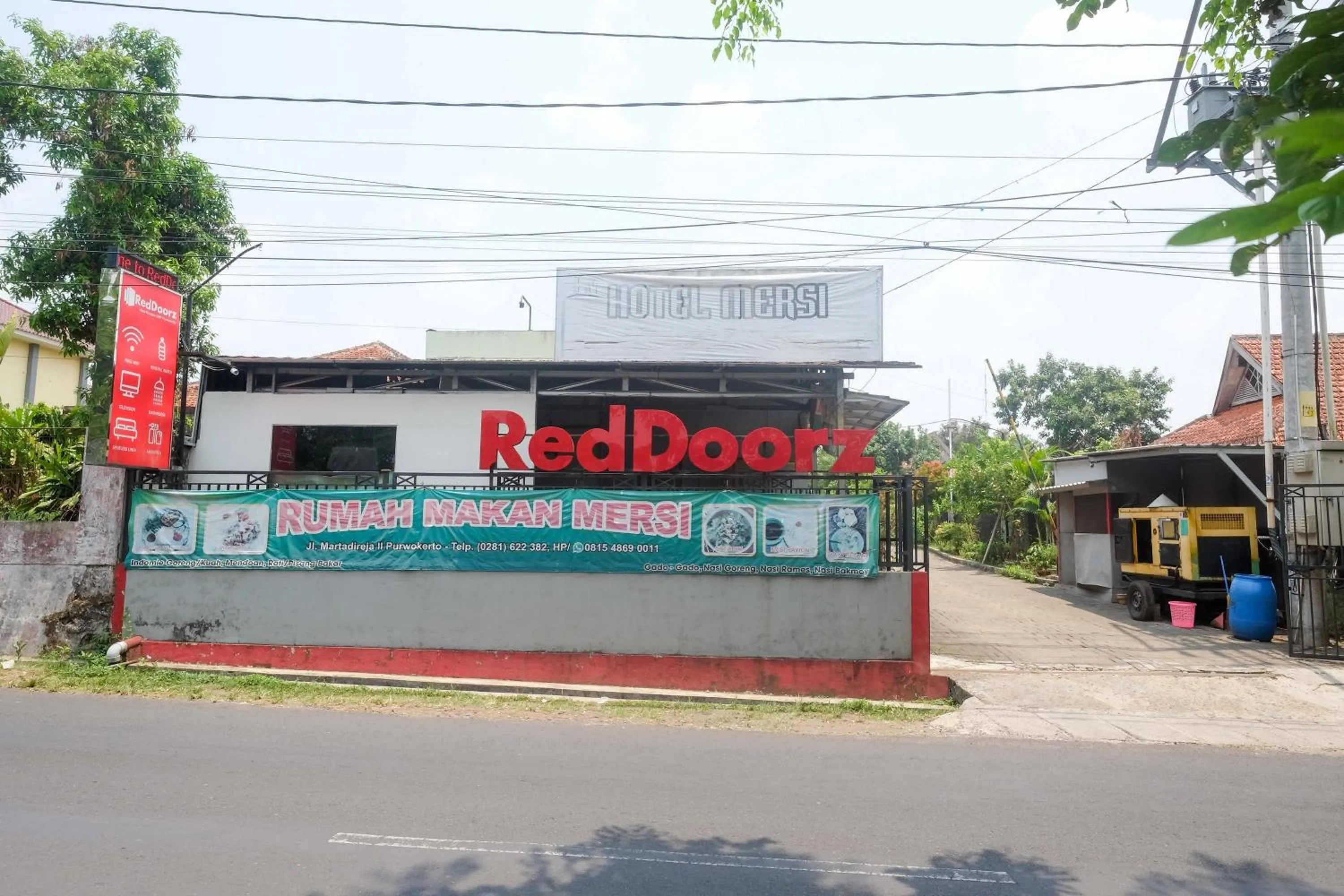 Facade/entrance in RedDoorz near Kampus UMP Purwokerto