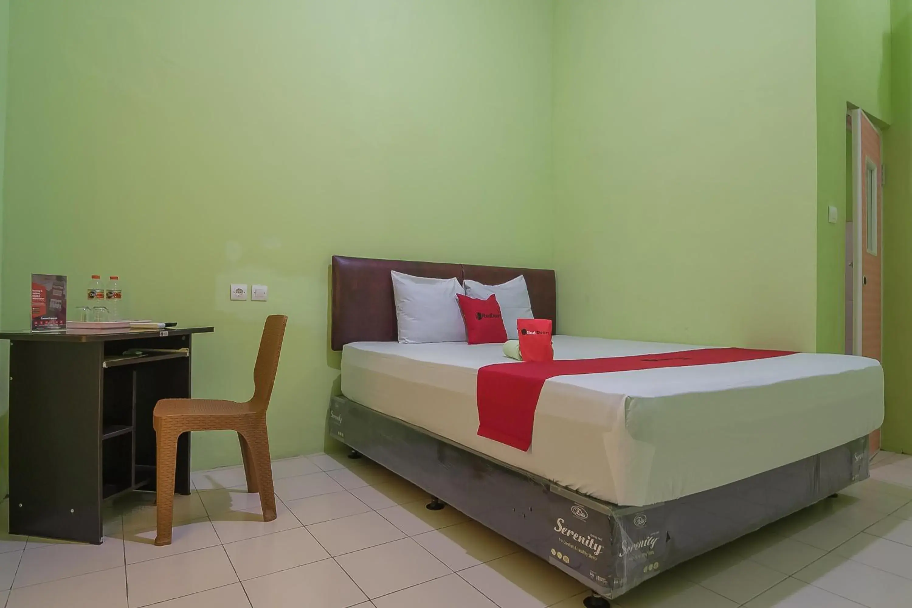 Double Room in RedDoorz near Kampus UMP Purwokerto Double Room in RedDoorz near Kampus UMP Purwokerto