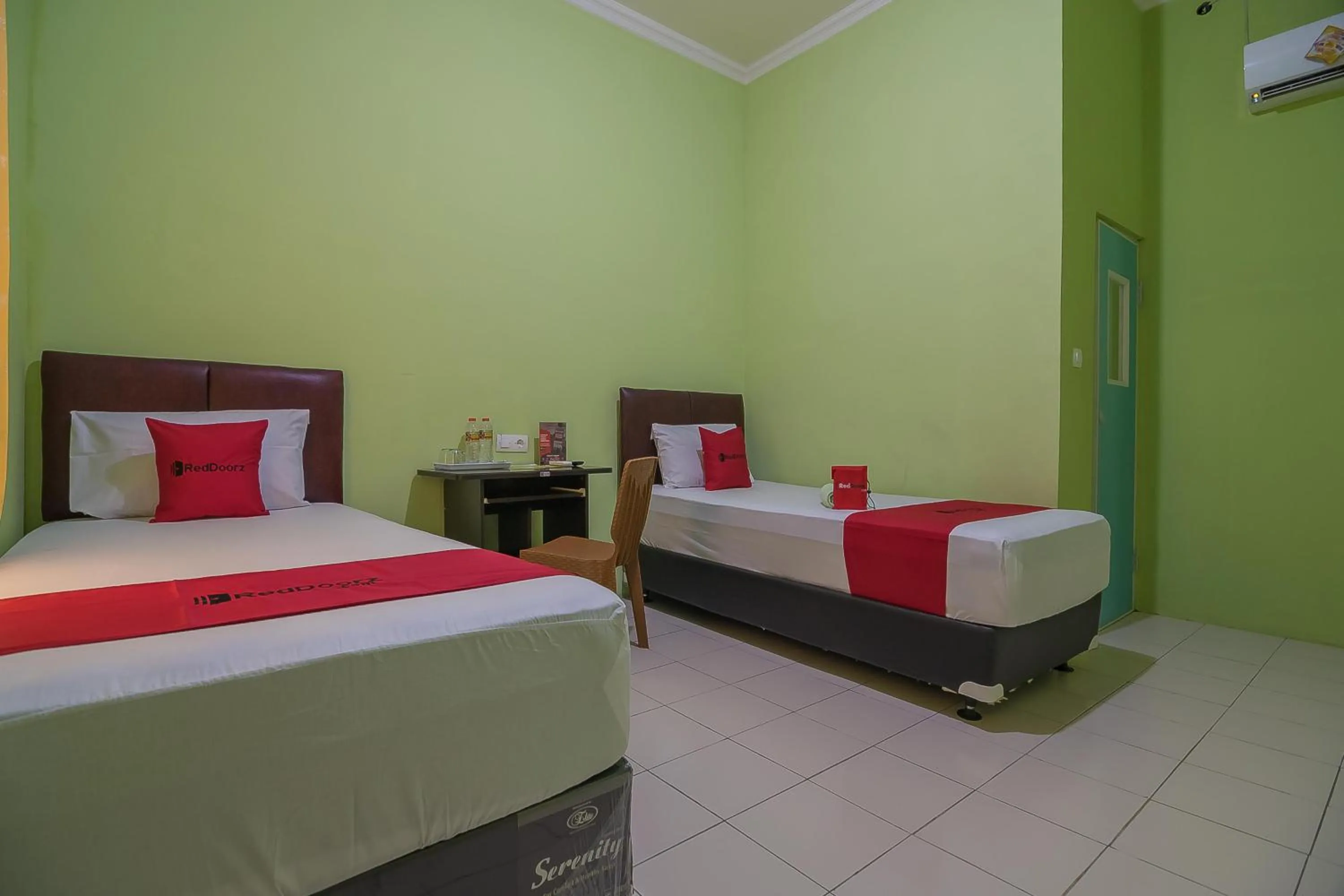 Bedroom, Bed in RedDoorz near Kampus UMP Purwokerto