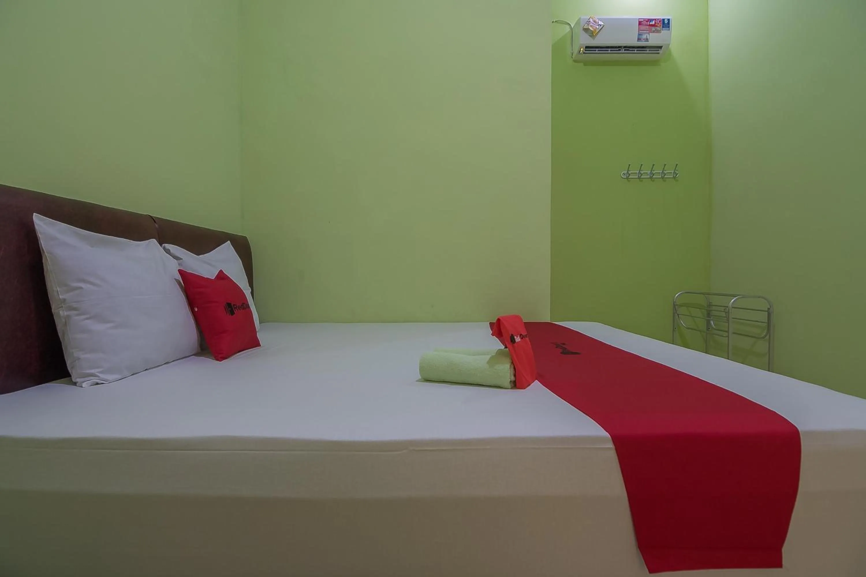 Bed in RedDoorz near Kampus UMP Purwokerto
