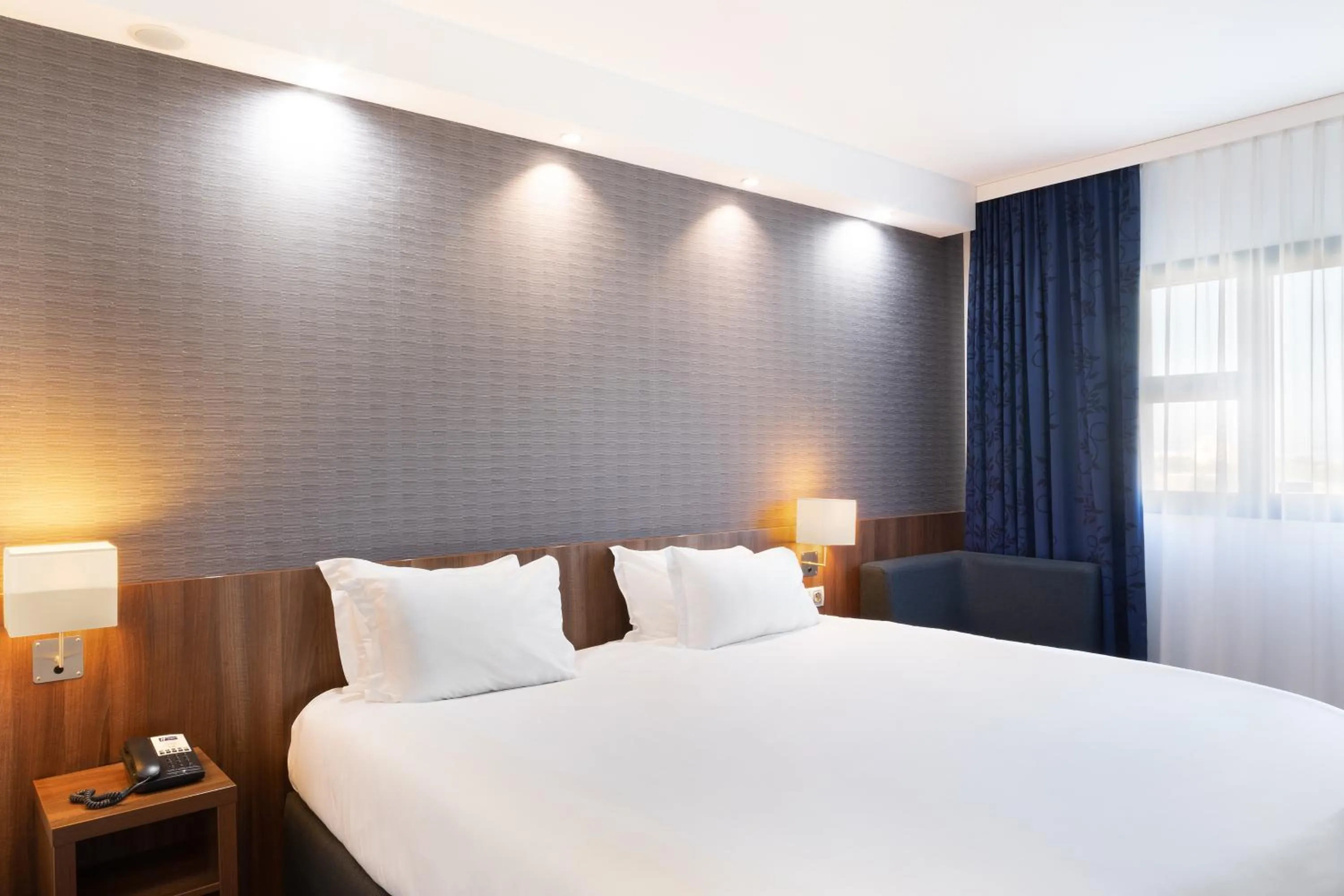 Photo of the whole room, Bed in Holiday Inn Express - Marseille Airport by IHG
