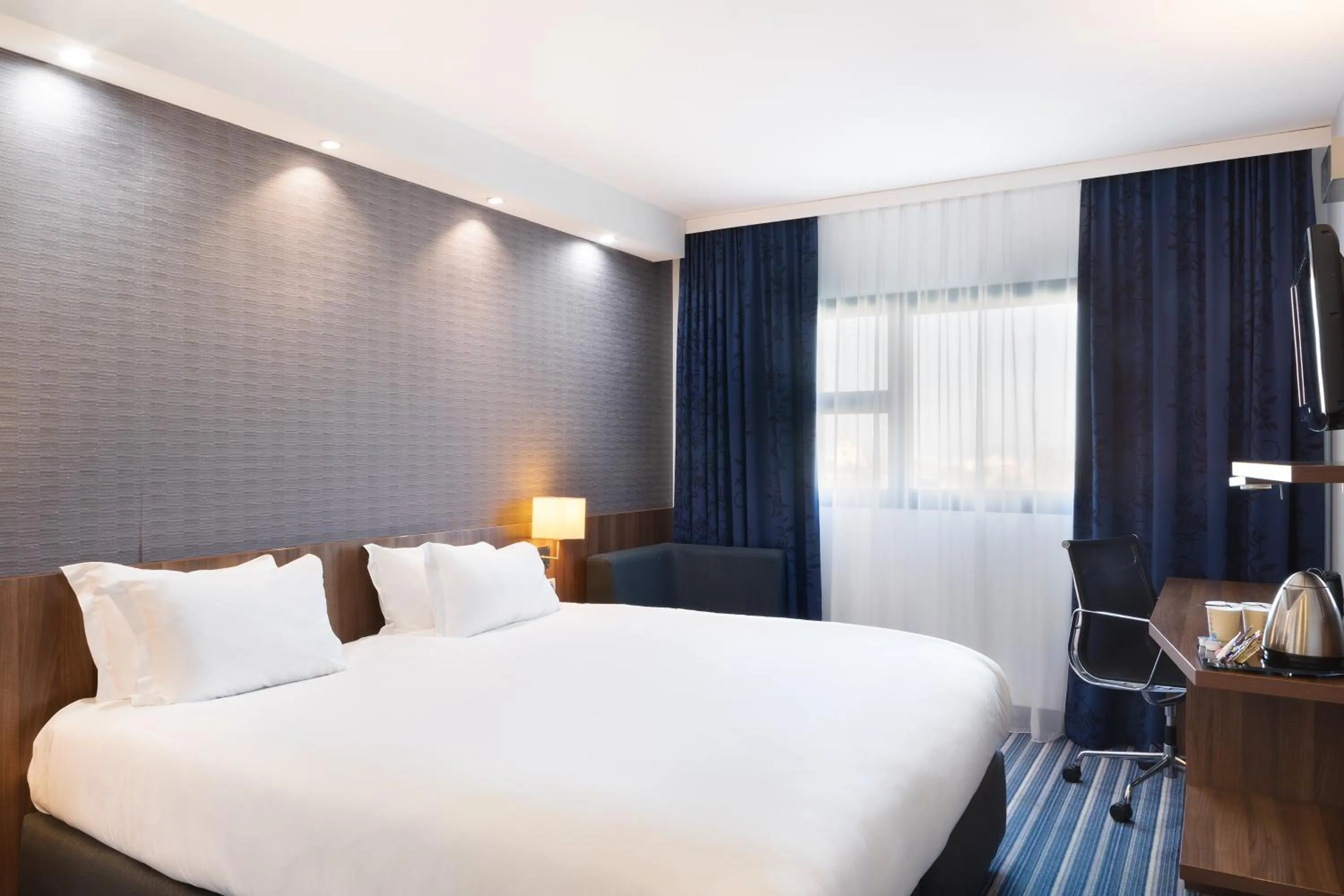 Photo of the whole room, Bed in Holiday Inn Express - Marseille Airport by IHG
