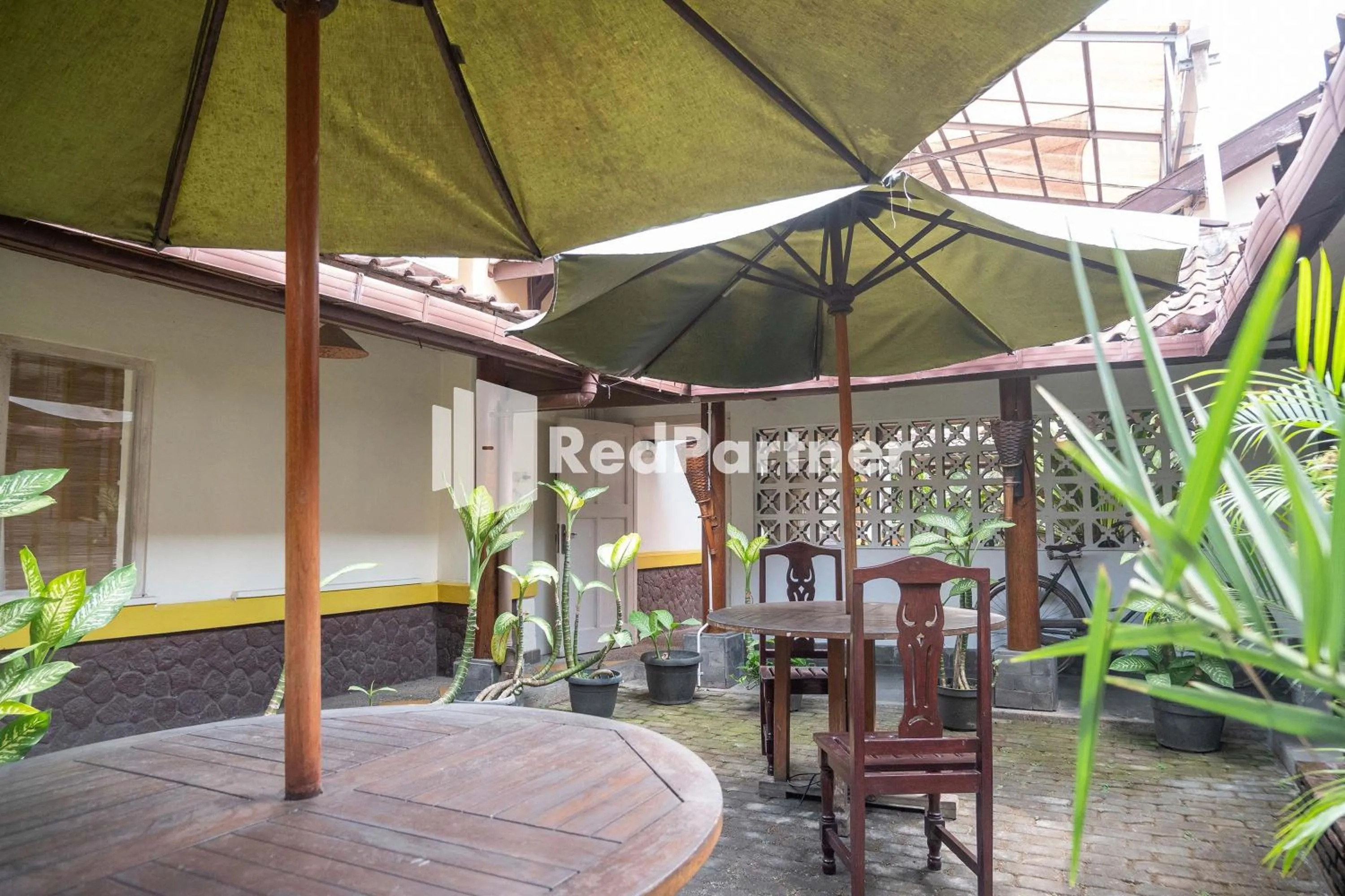 Patio in Monginsidi Guest House Syariah Malioboro Yogyakarta Mitra RedDoorz