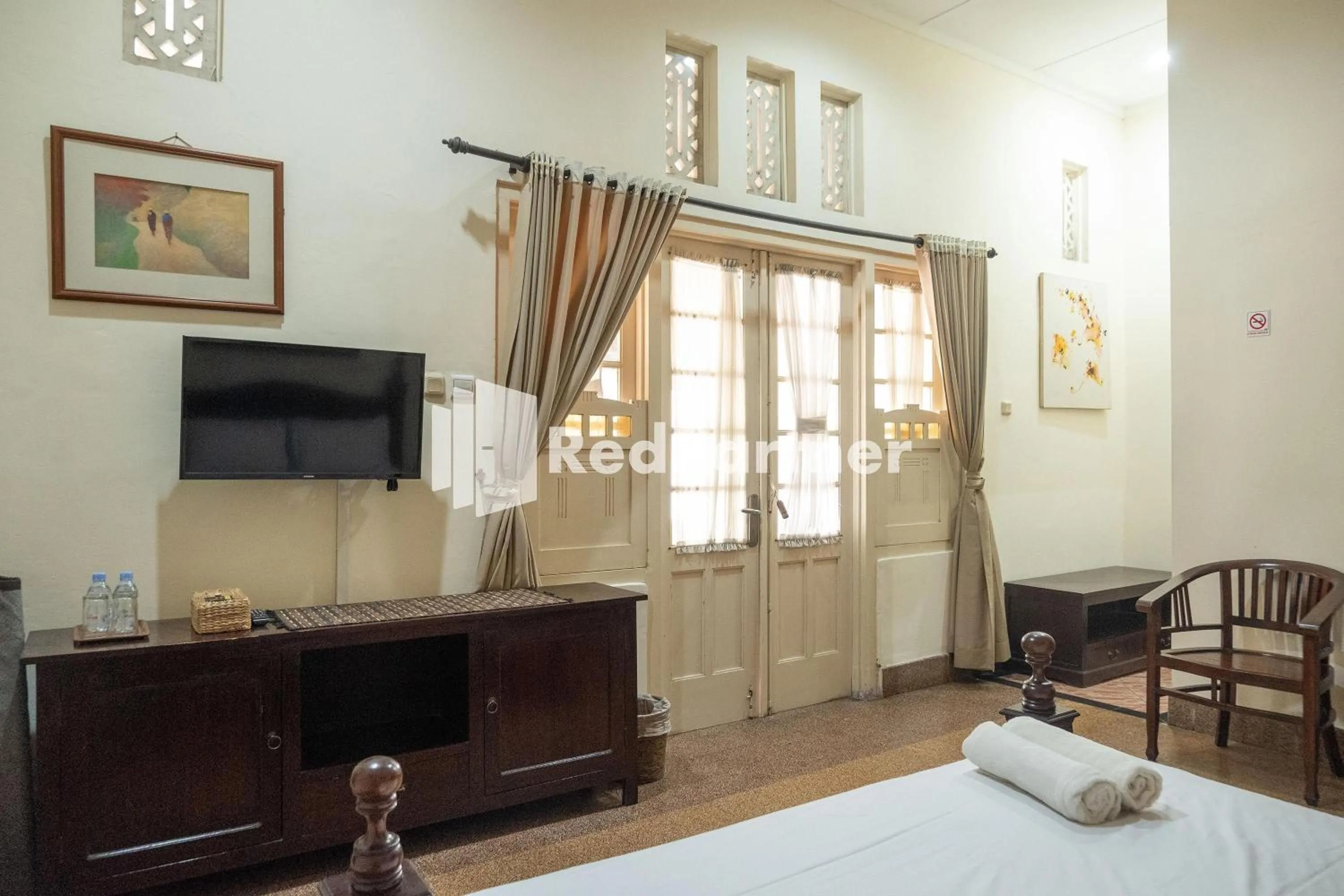 Bedroom, Bed in Monginsidi Guest House Syariah Malioboro Yogyakarta Mitra RedDoorz