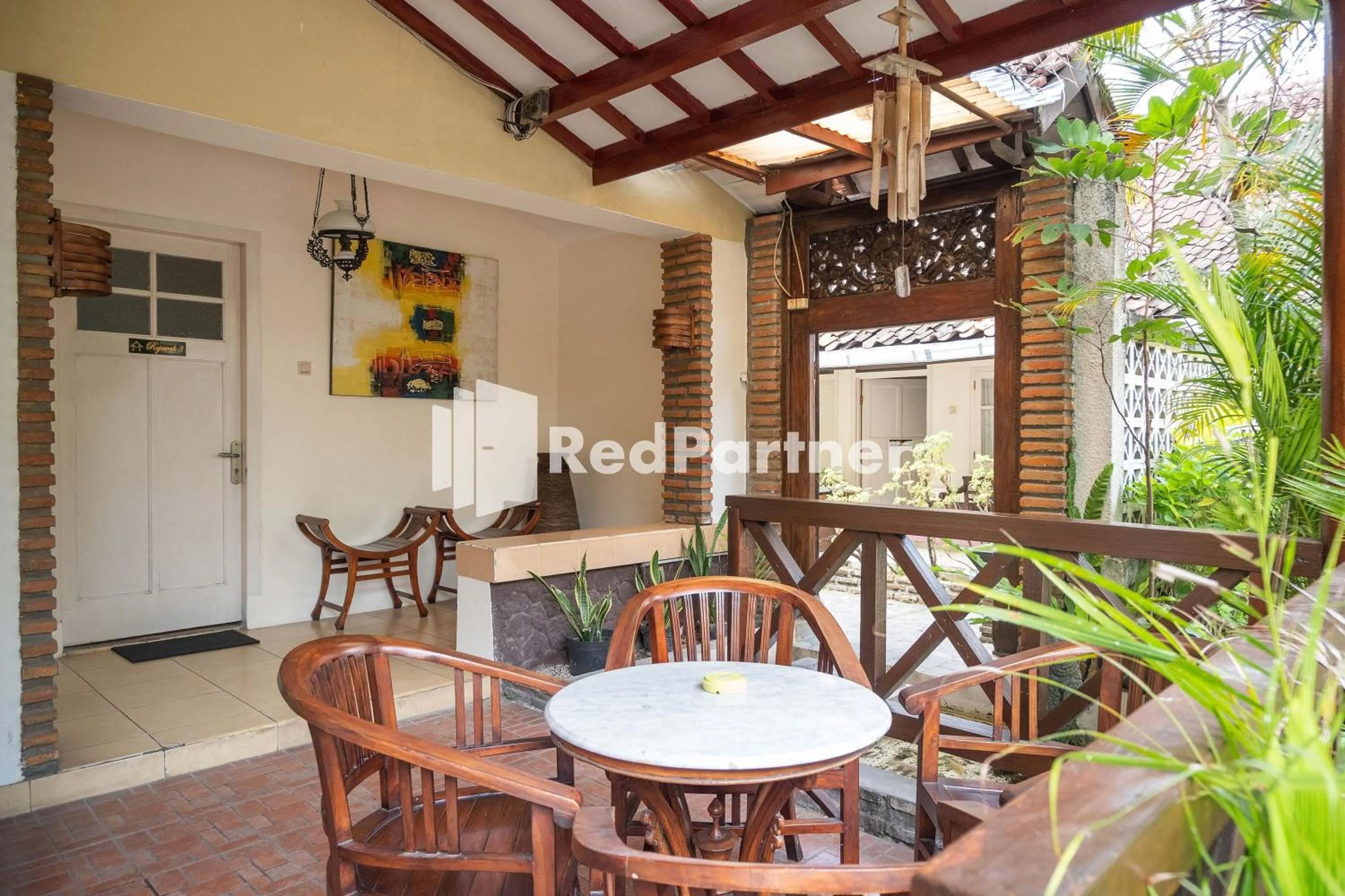 Seating area in Monginsidi Guest House Syariah Malioboro Yogyakarta Mitra RedDoorz