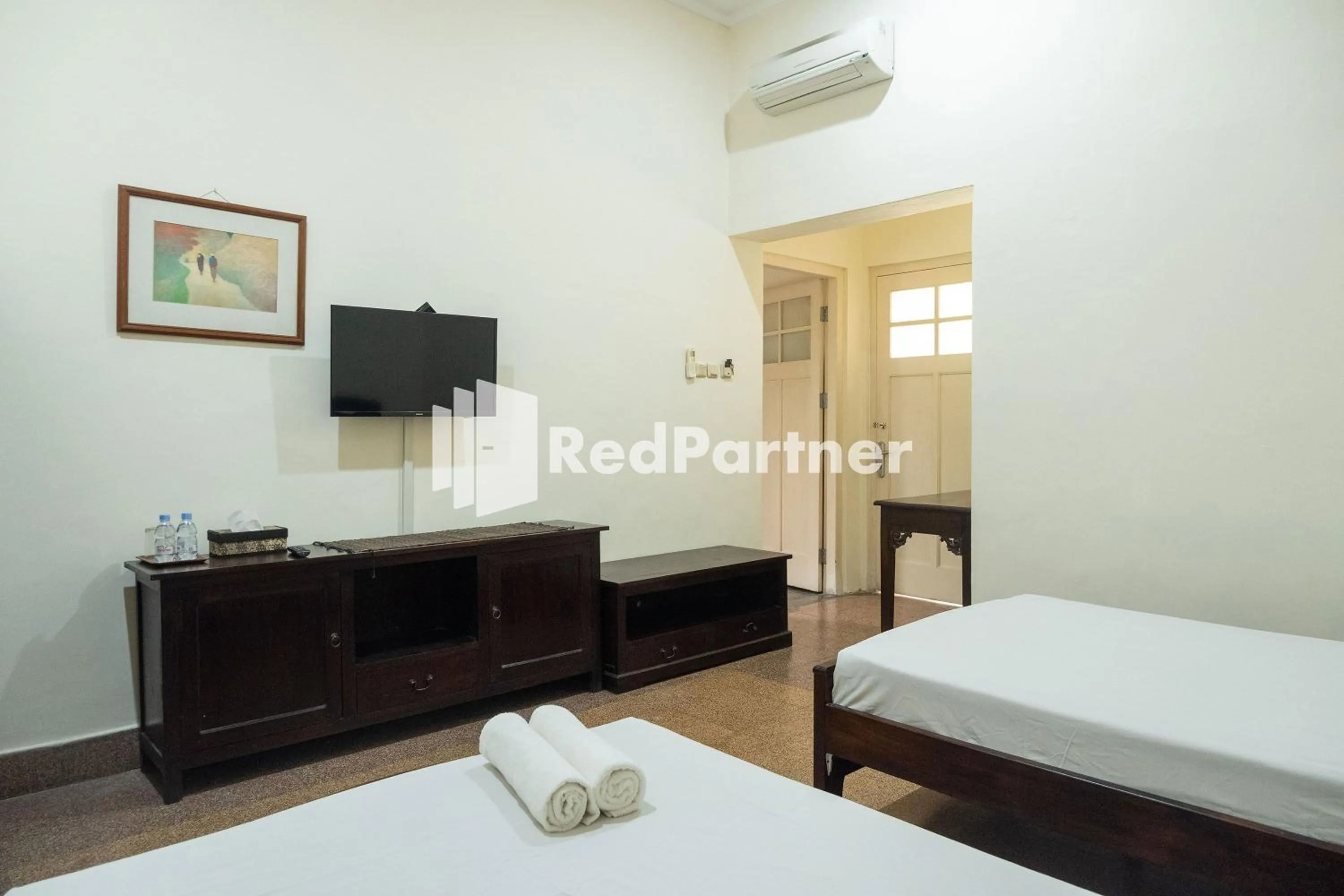Bedroom, Bed in Monginsidi Guest House Syariah Malioboro Yogyakarta Mitra RedDoorz