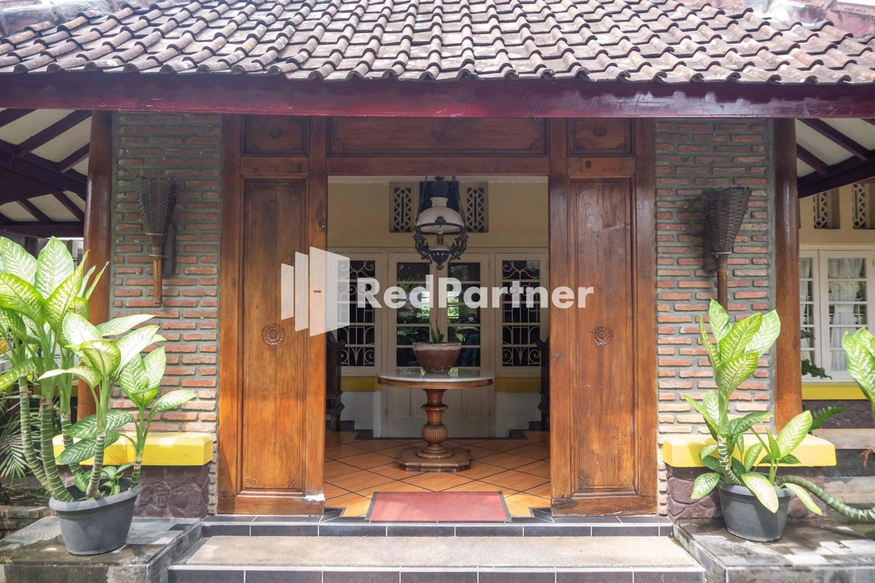 Facade/entrance in Monginsidi Guest House Syariah Malioboro Yogyakarta Mitra RedDoorz