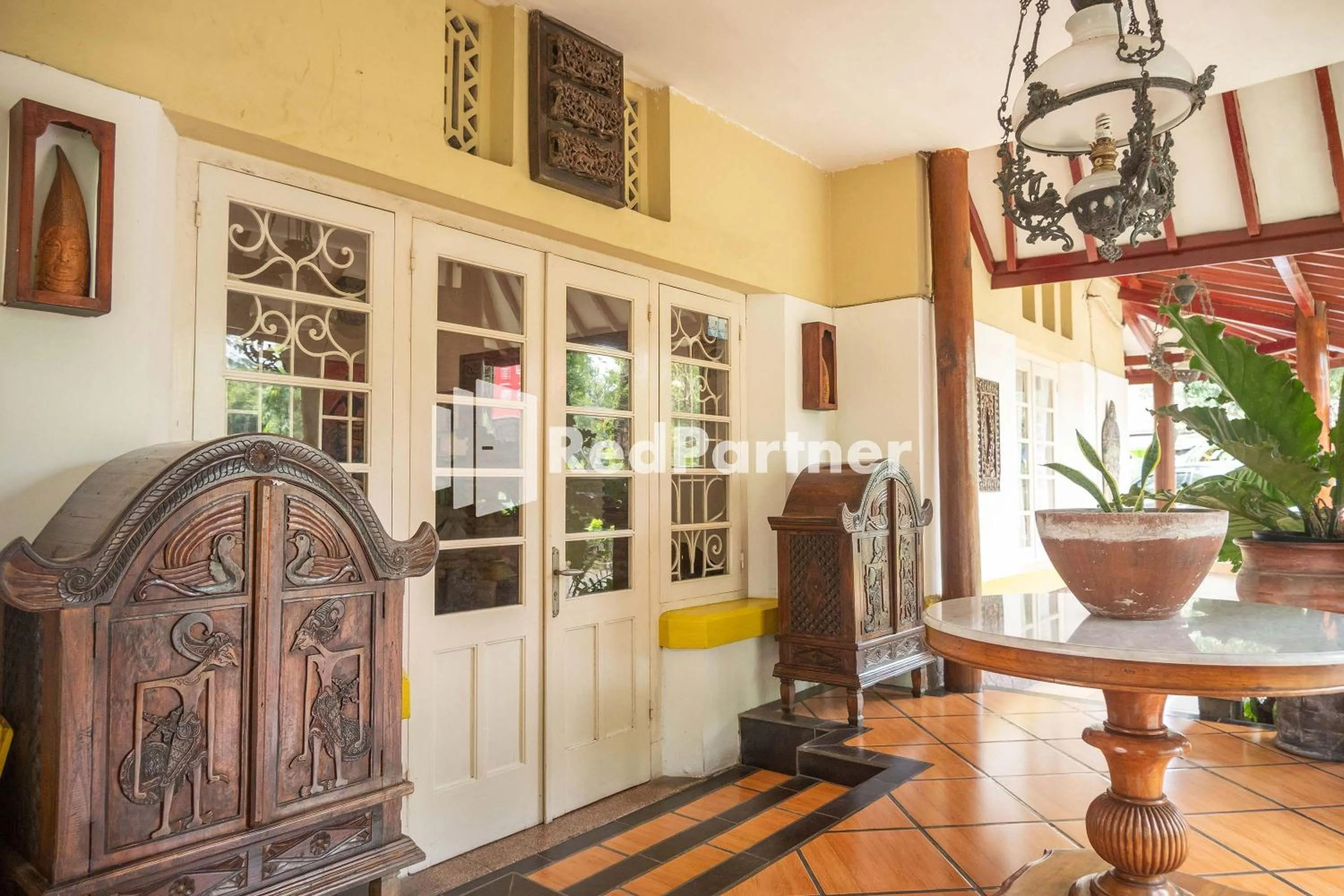 Facade/entrance in Monginsidi Guest House Syariah Malioboro Yogyakarta Mitra RedDoorz