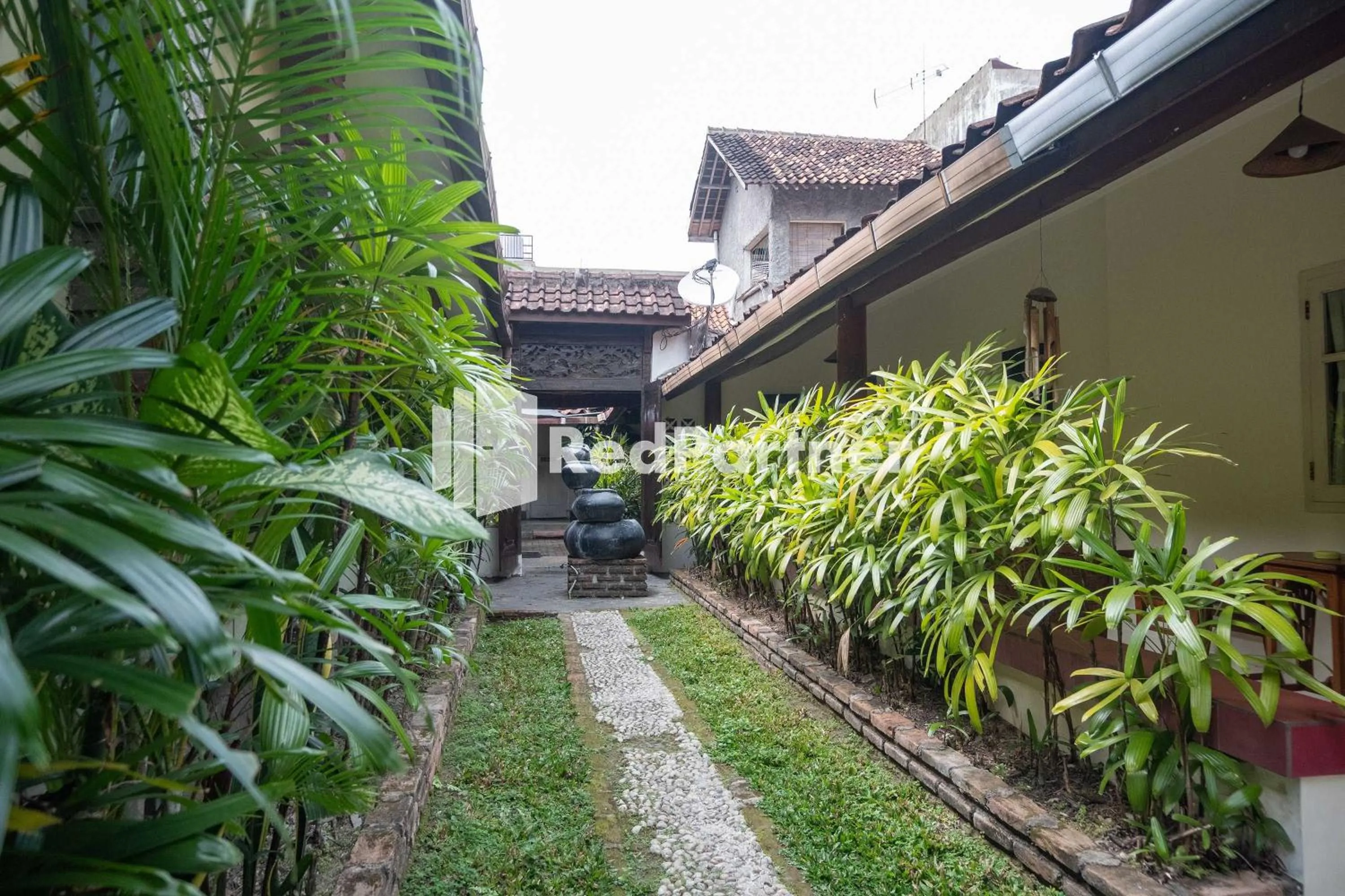 Patio in Monginsidi Guest House Syariah Malioboro Yogyakarta Mitra RedDoorz