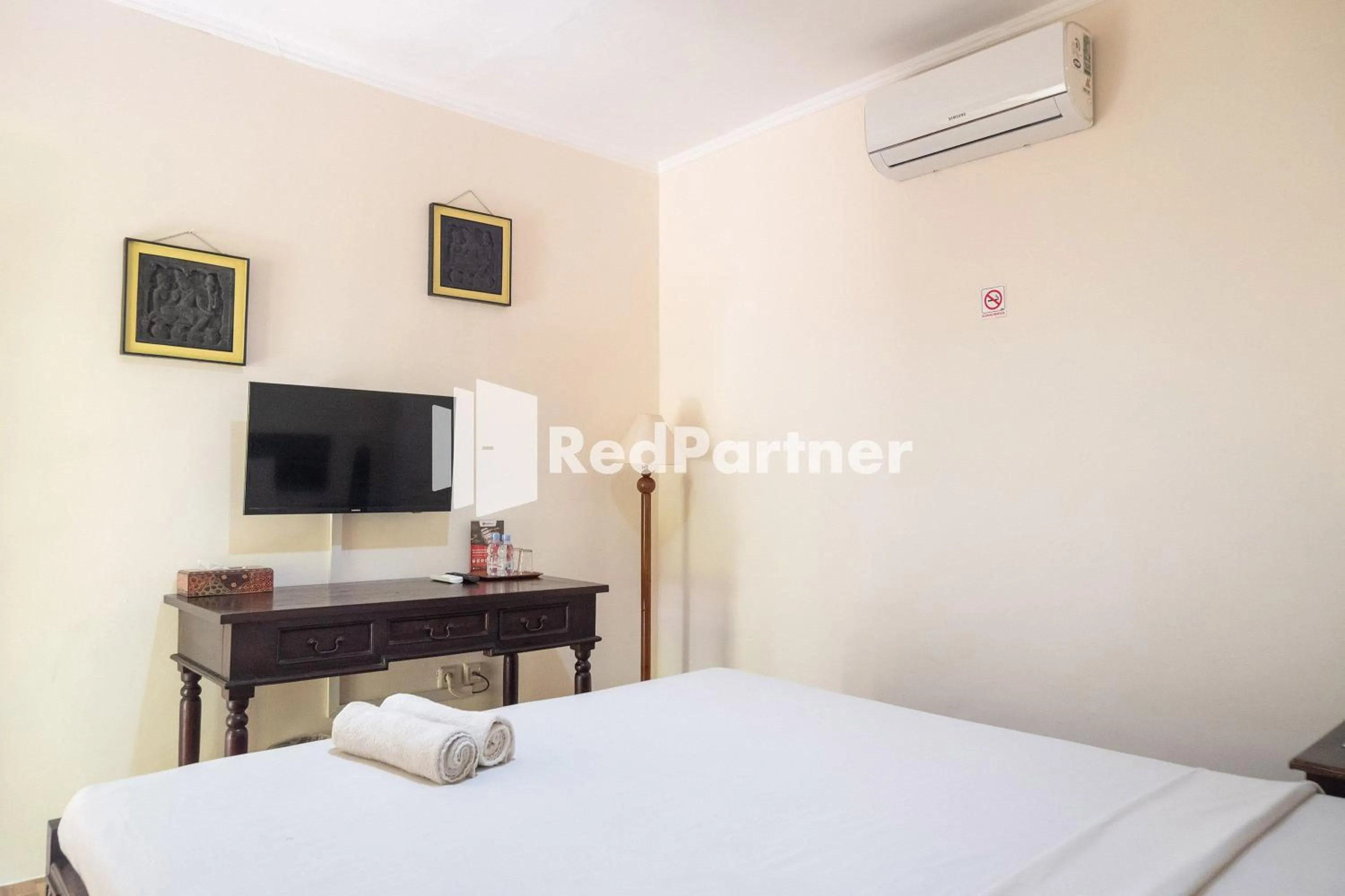 Photo of the whole room, Bed in Monginsidi Guest House Syariah Malioboro Yogyakarta Mitra RedDoorz