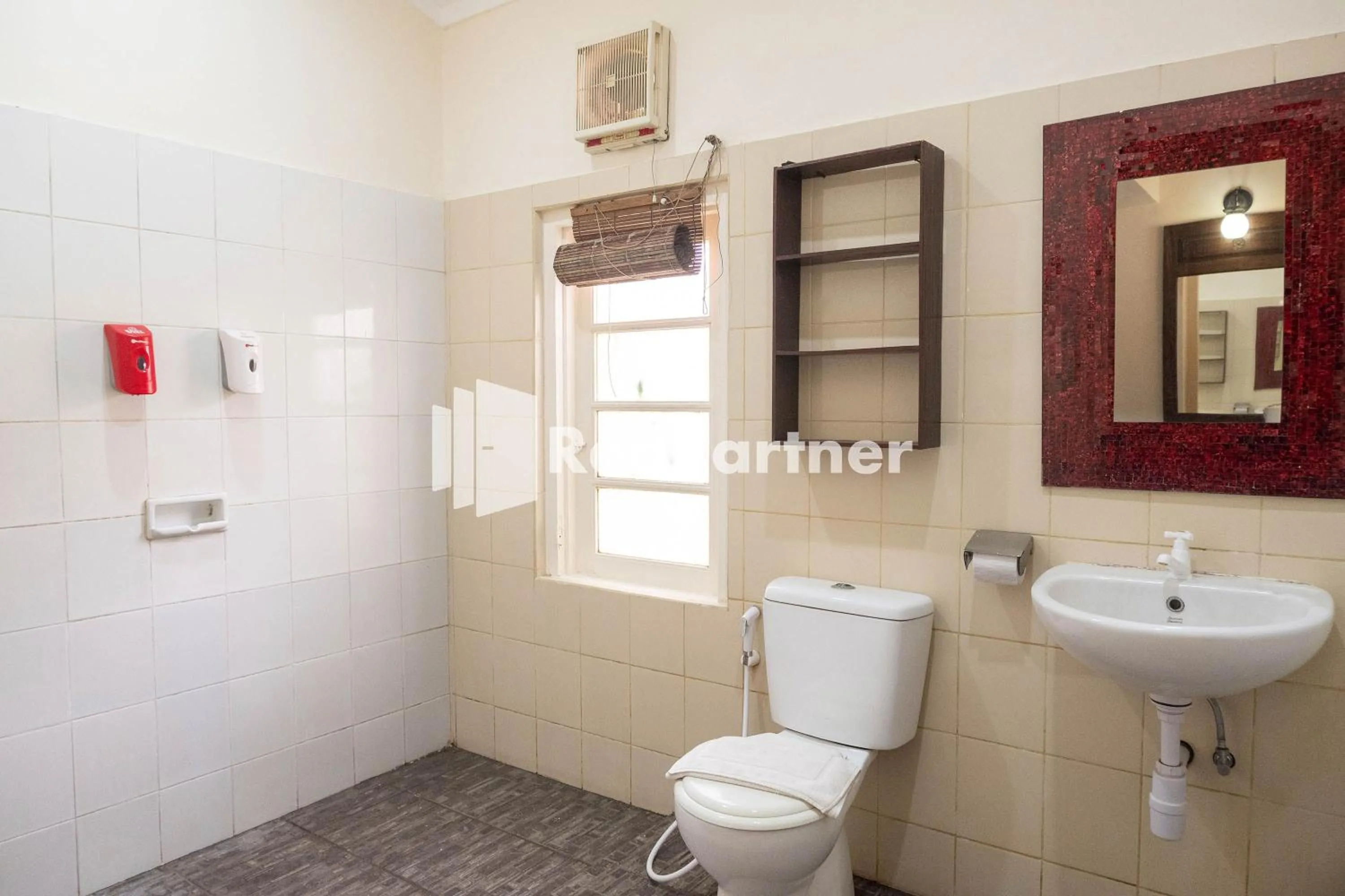 Bathroom in Monginsidi Guest House Syariah Malioboro Yogyakarta Mitra RedDoorz