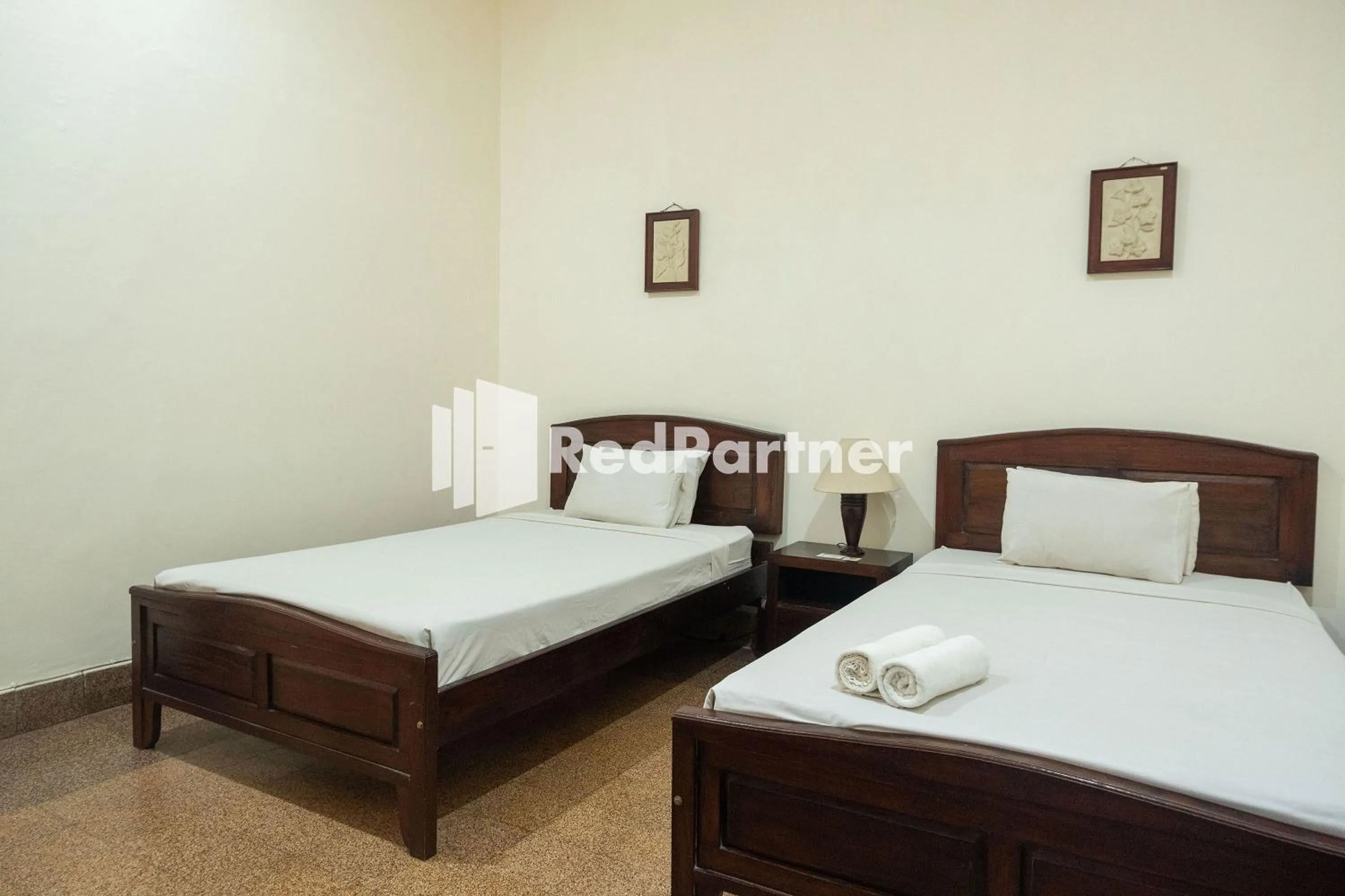 Bedroom, Bed in Monginsidi Guest House Syariah Malioboro Yogyakarta Mitra RedDoorz