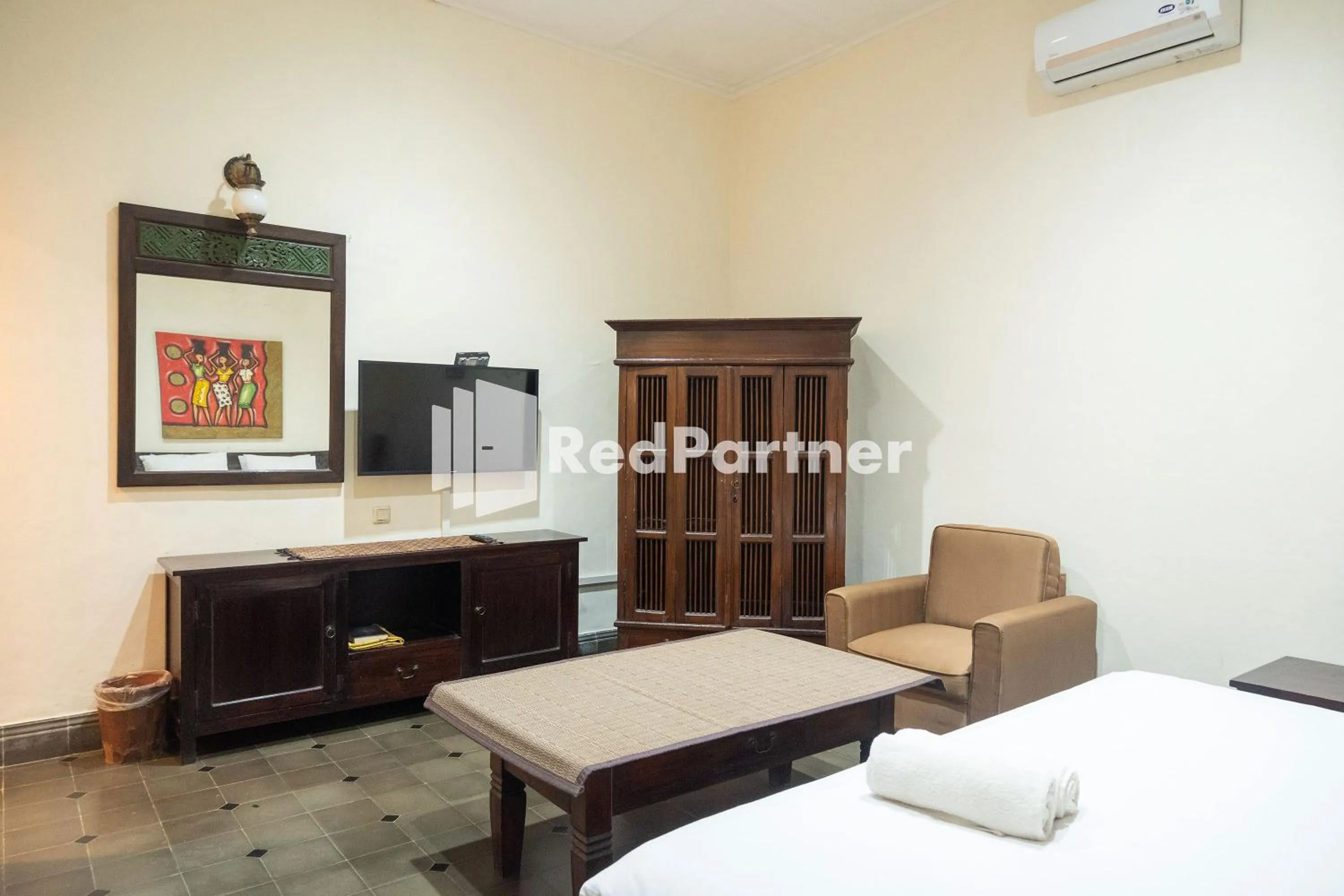 Bedroom, Bed in Monginsidi Guest House Syariah Malioboro Yogyakarta Mitra RedDoorz