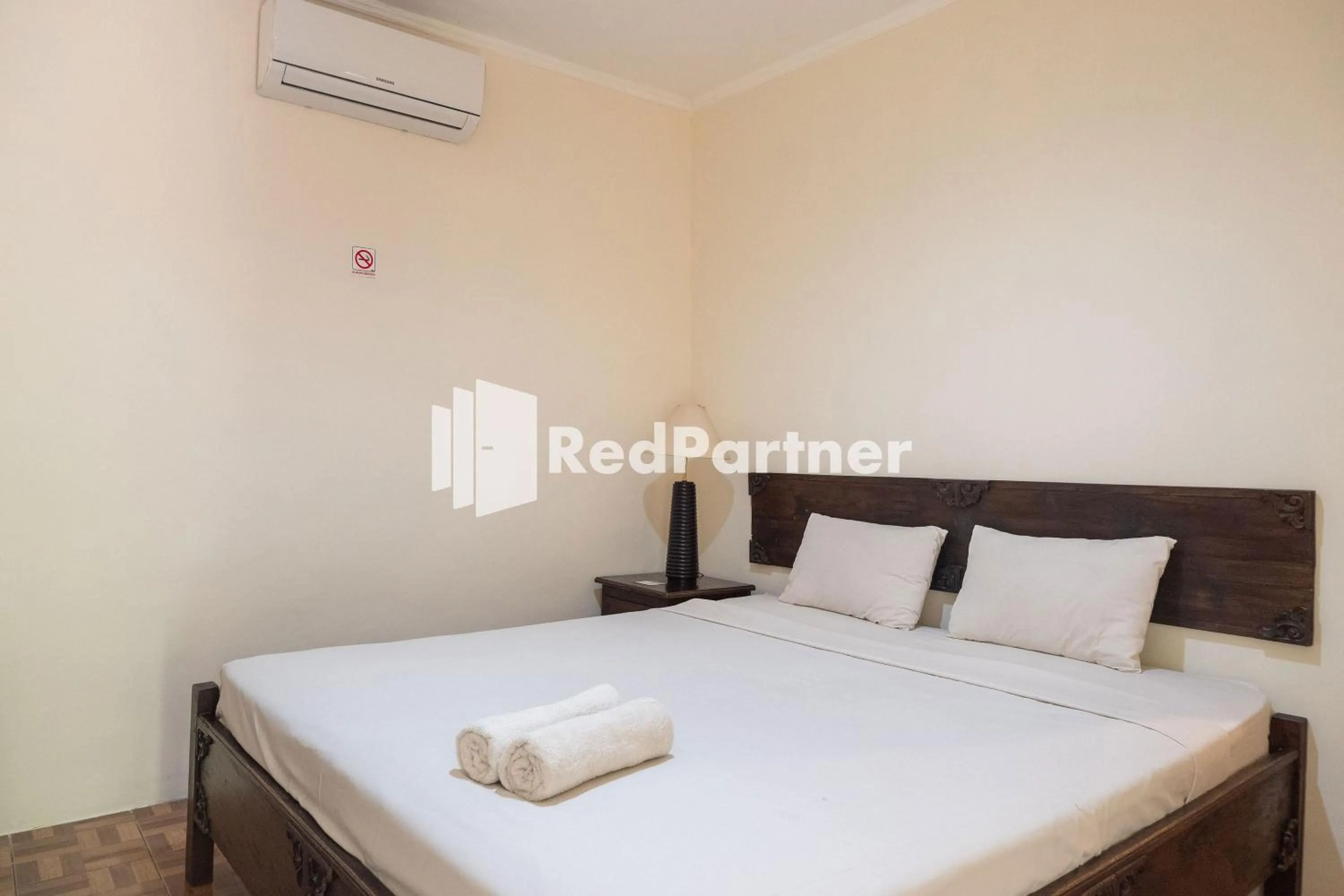 Bedroom, Bed in Monginsidi Guest House Syariah Malioboro Yogyakarta Mitra RedDoorz