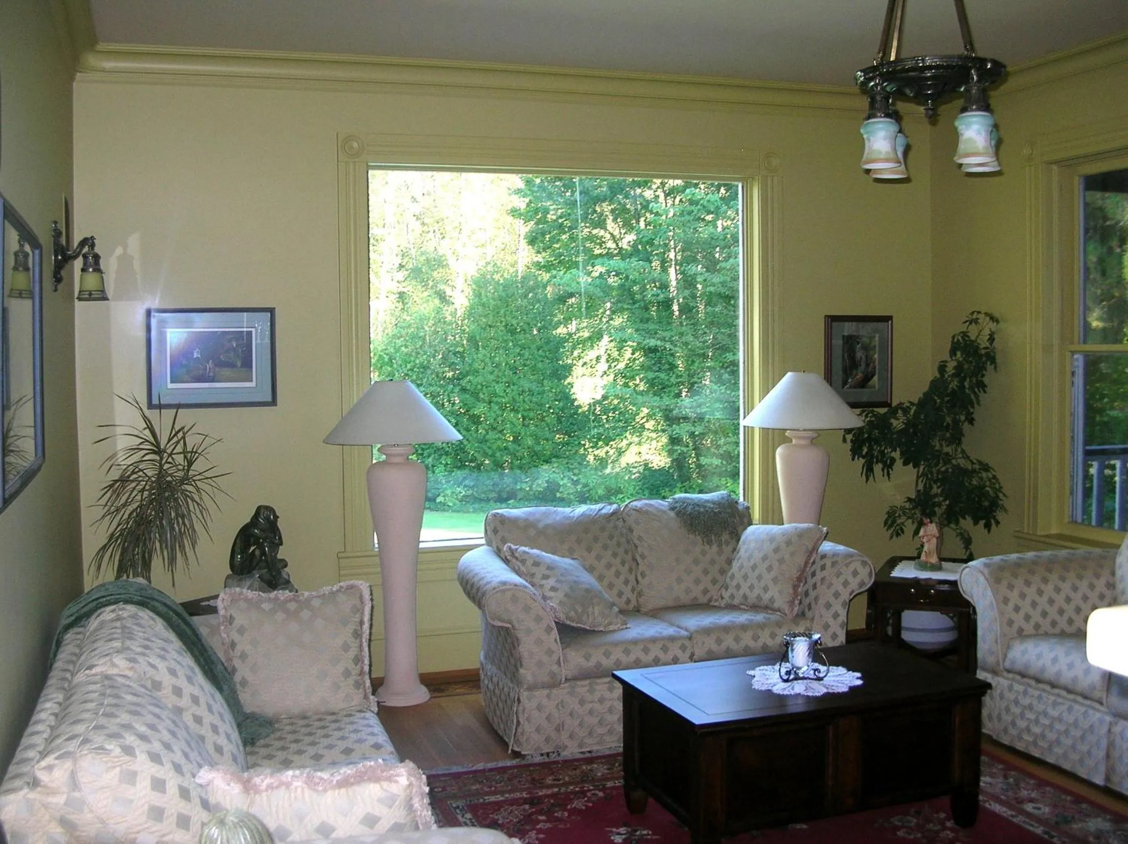 Seating area in Sasquatch Crossing Eco Lodge B&B